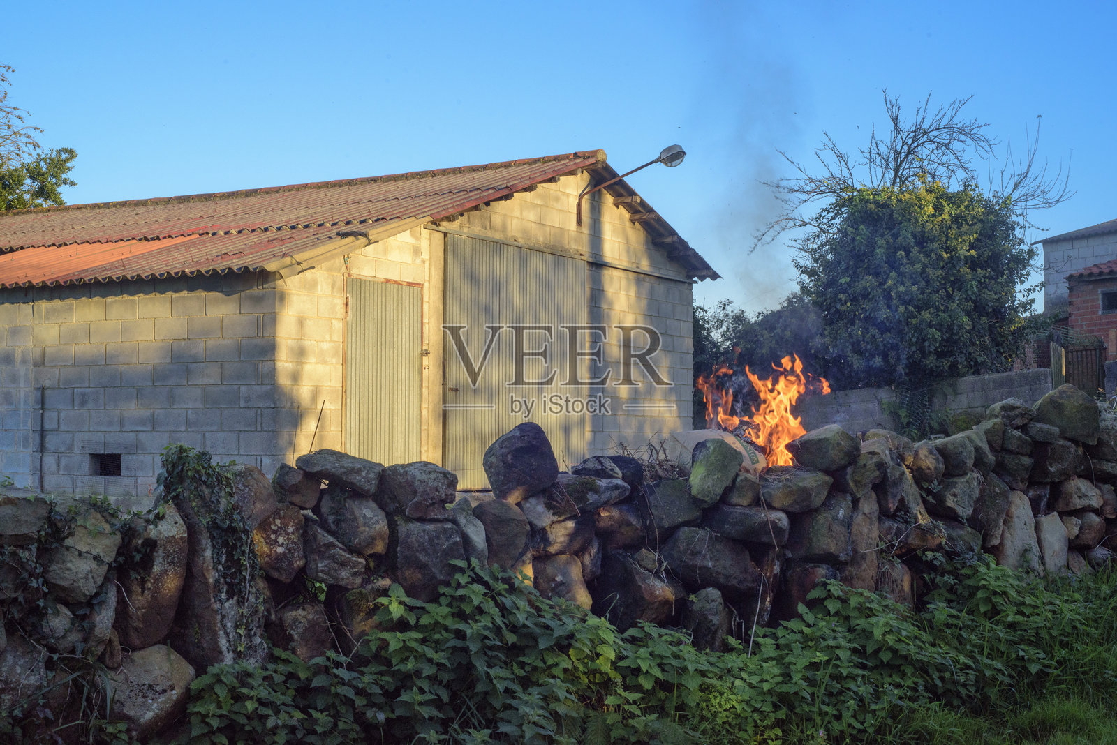 谷仓里的篝火照片摄影图片