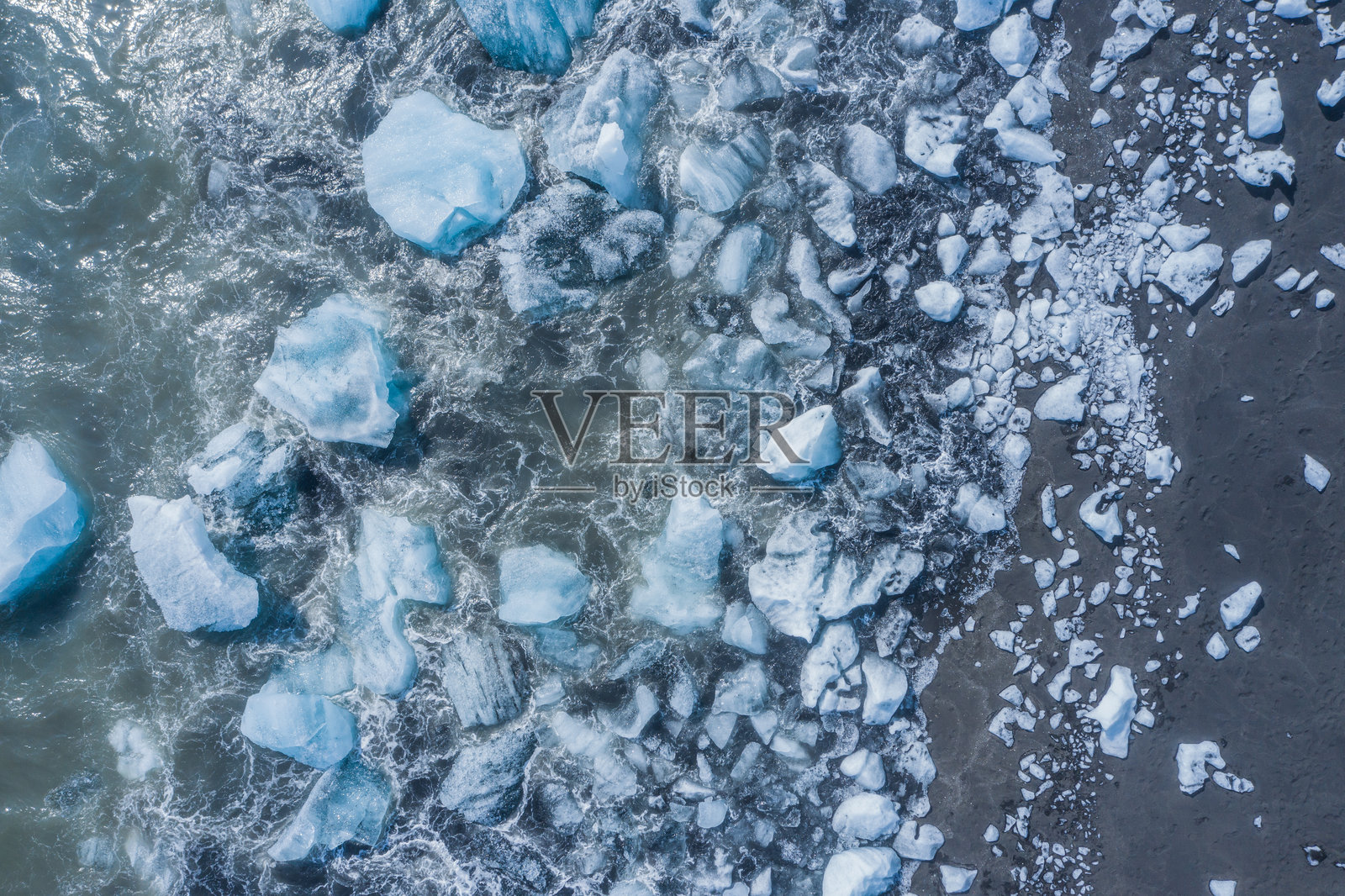 冰岛钻石海滩的垂直晨景照片摄影图片