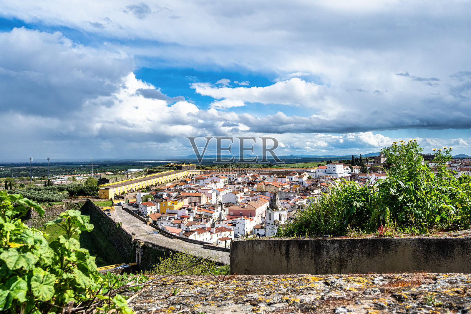 俯瞰葡萄牙埃尔瓦什，典型的葡萄牙建筑和鹅卵石街道尽收眼底照片摄影图片