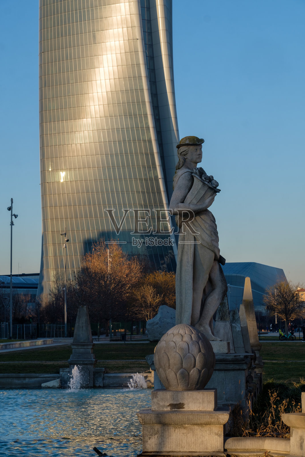 米兰,意大利的现代商业和住宅区,四季喷泉照片摄影图片