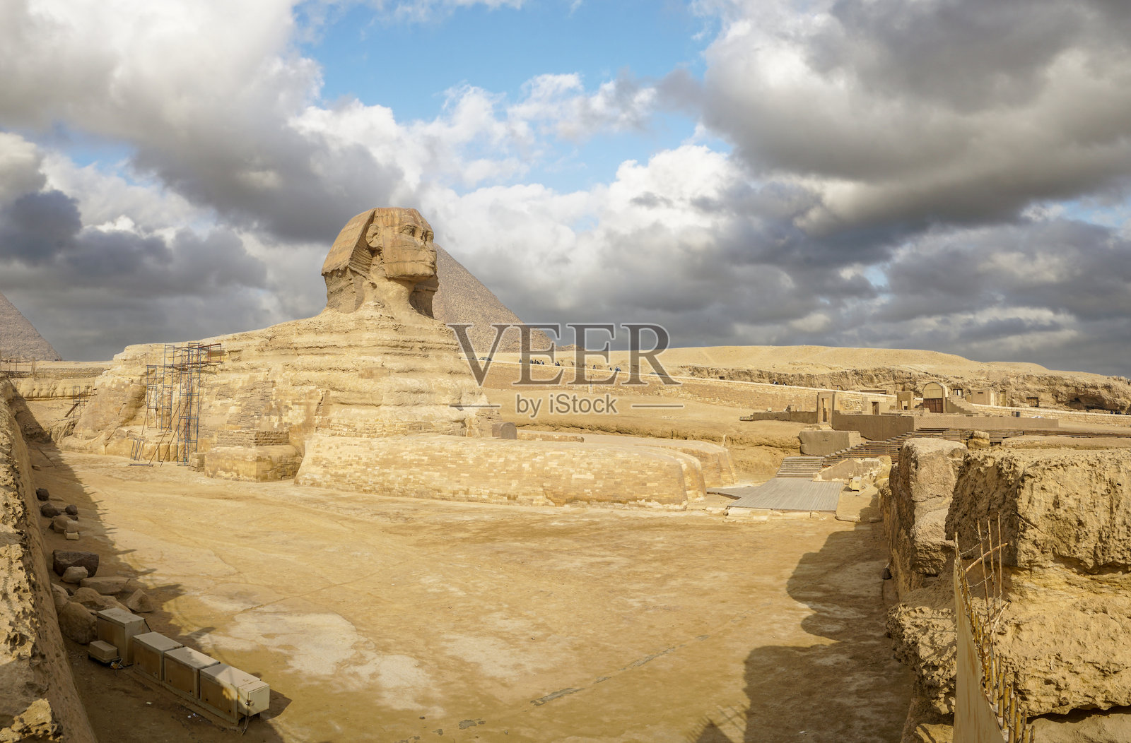 吉萨大狮身人面像在阴天俯瞰金字塔照片摄影图片