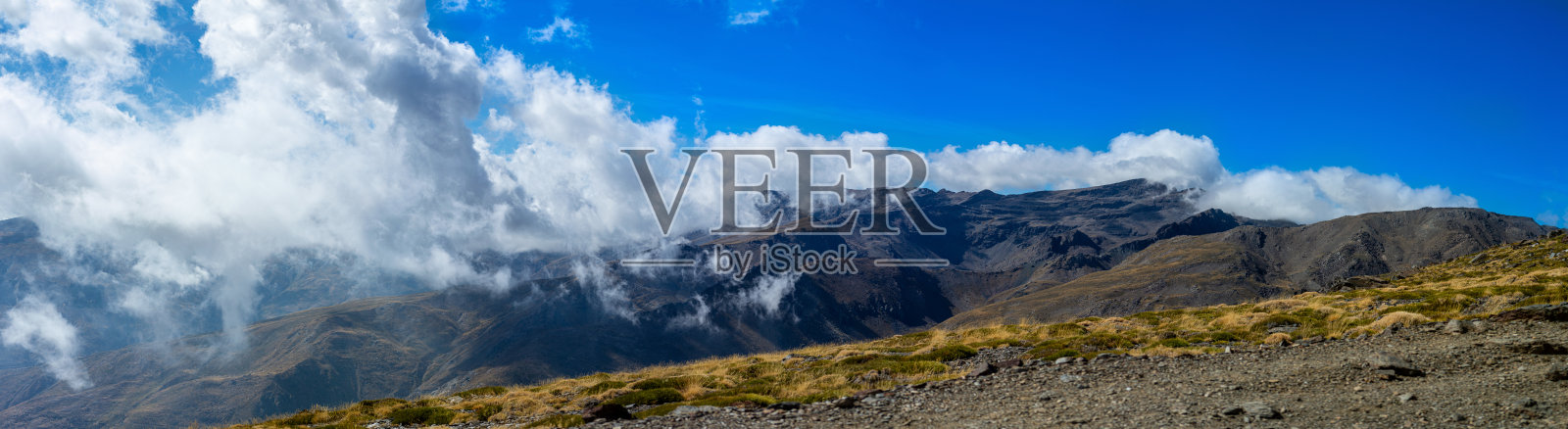 云雾缭绕的山脉，通往穆尔哈森峰的小径照片摄影图片