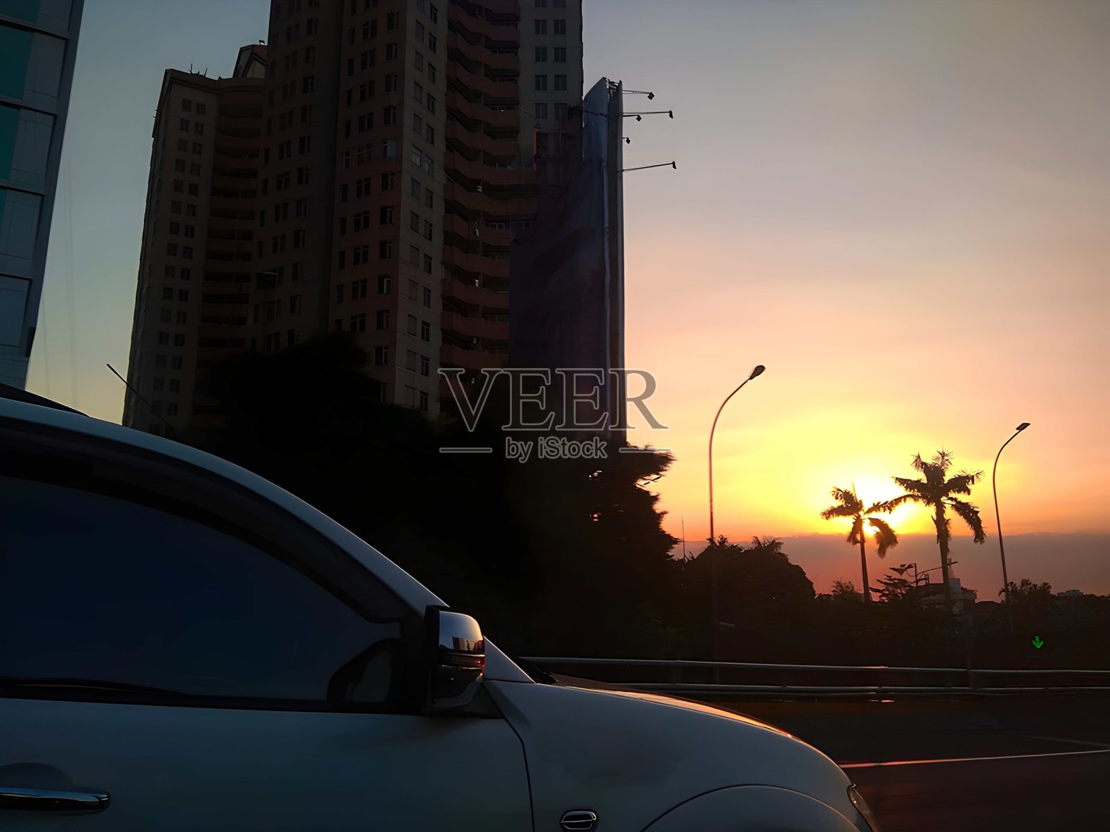 城市主干道上的日落照片摄影图片