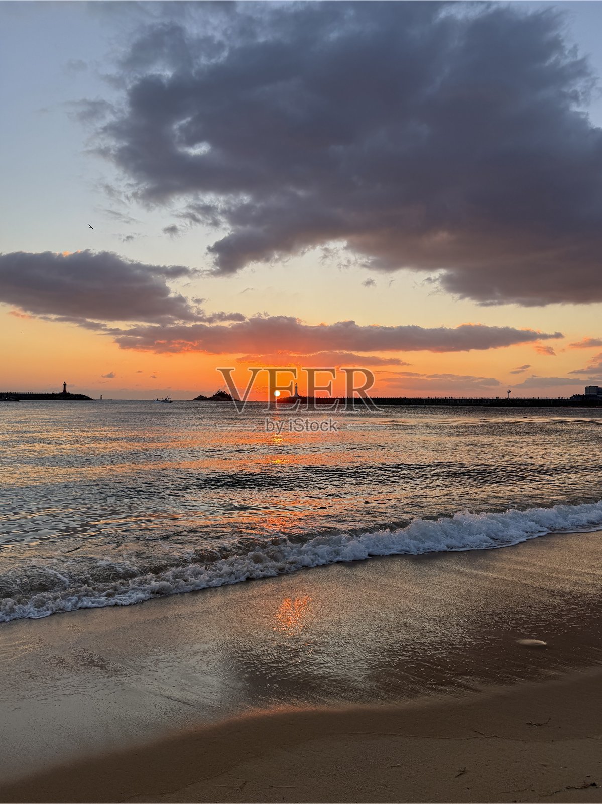 海面上日出后的瞬间照片摄影图片