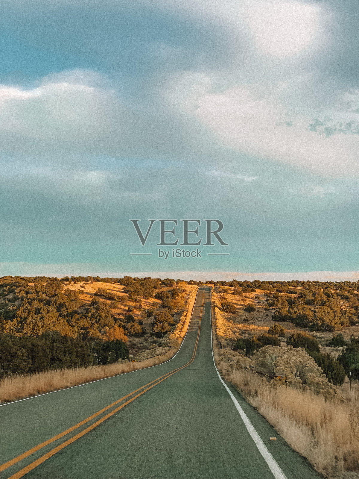 新墨西哥州幽灵牧场的惊人风景照片，展示了生动的红色岩石地貌和广阔的沙漠景观。照片摄影图片