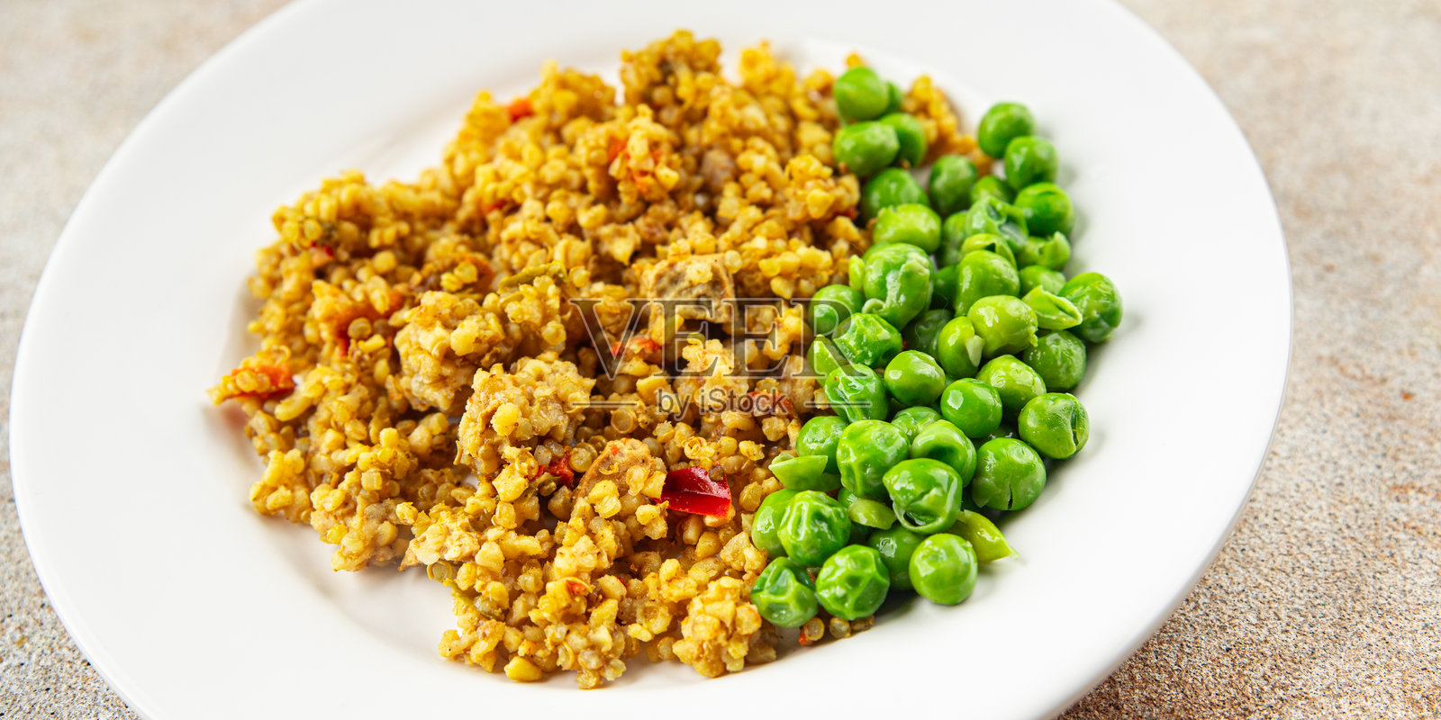 蔬菜藜麦和小麦粗粒的素食菜肴，新鲜美味的美食，精致的背景，桌面上的乡村风格俯视图，留白，适合生酮和古饮食。照片摄影图片