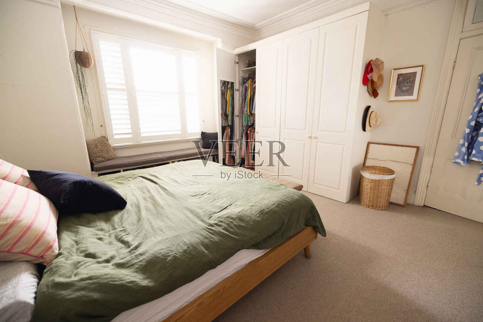 温馨宜人的卧室，阳光明媚的室内设计和储物空间照片摄影图片