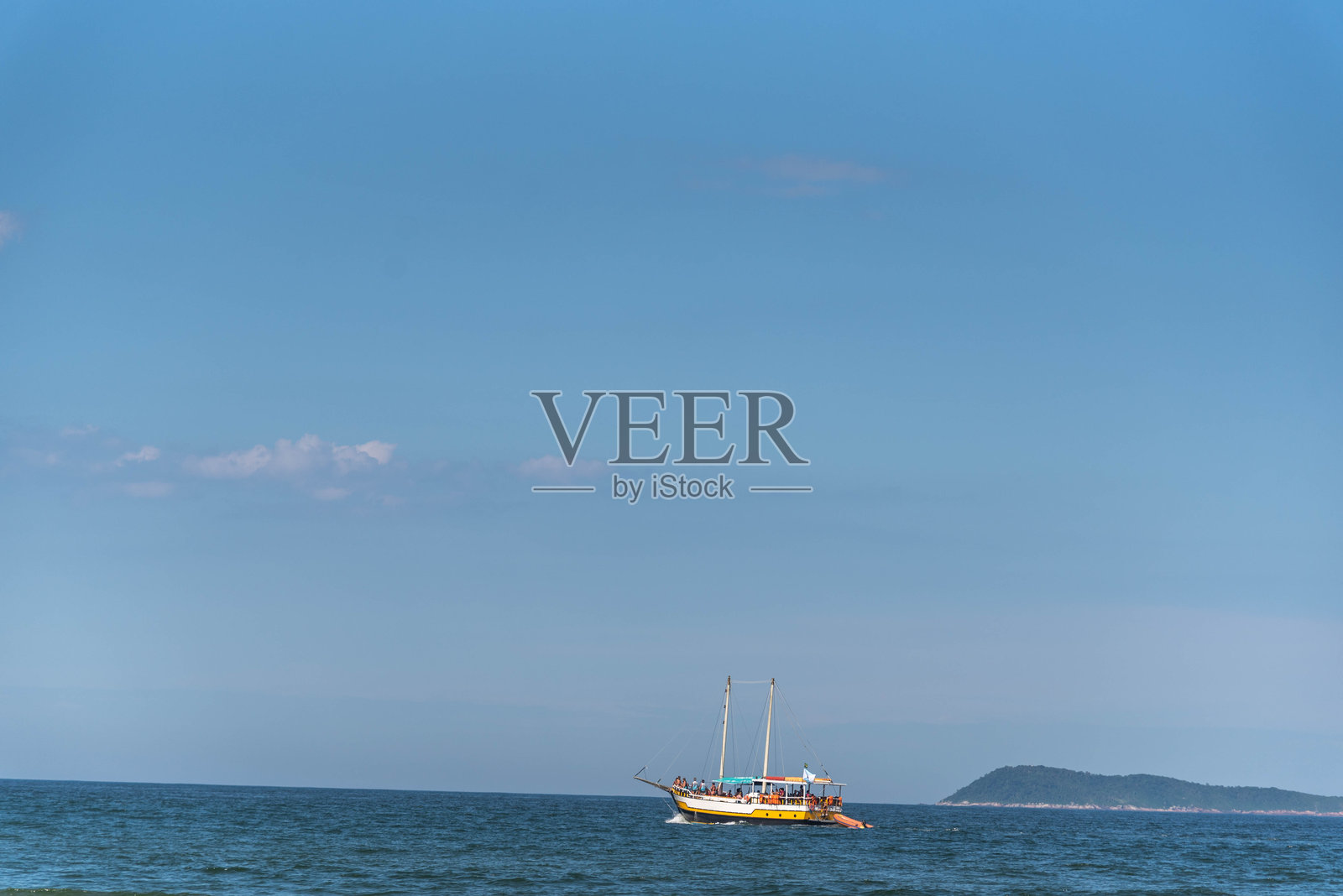 巴西圣卡塔琳娜州甘博阿海滩沿岸的旅游船。照片摄影图片