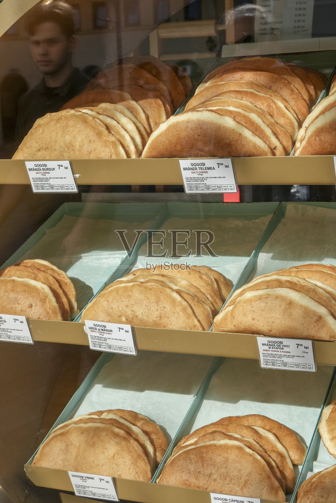 面包店窗户上的糕点。照片摄影图片