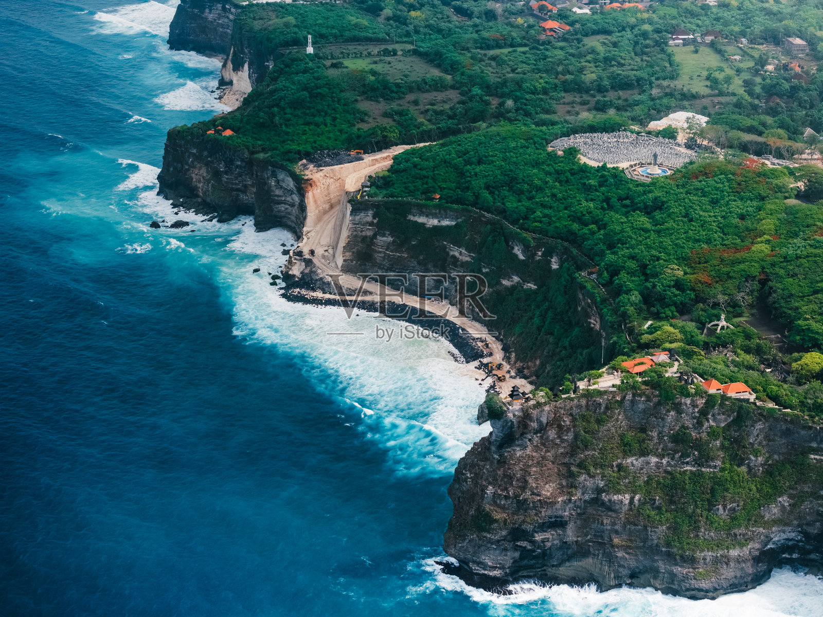 巴厘岛乌鲁瓦图寺悬崖上的工程建设。无人机视角照片摄影图片