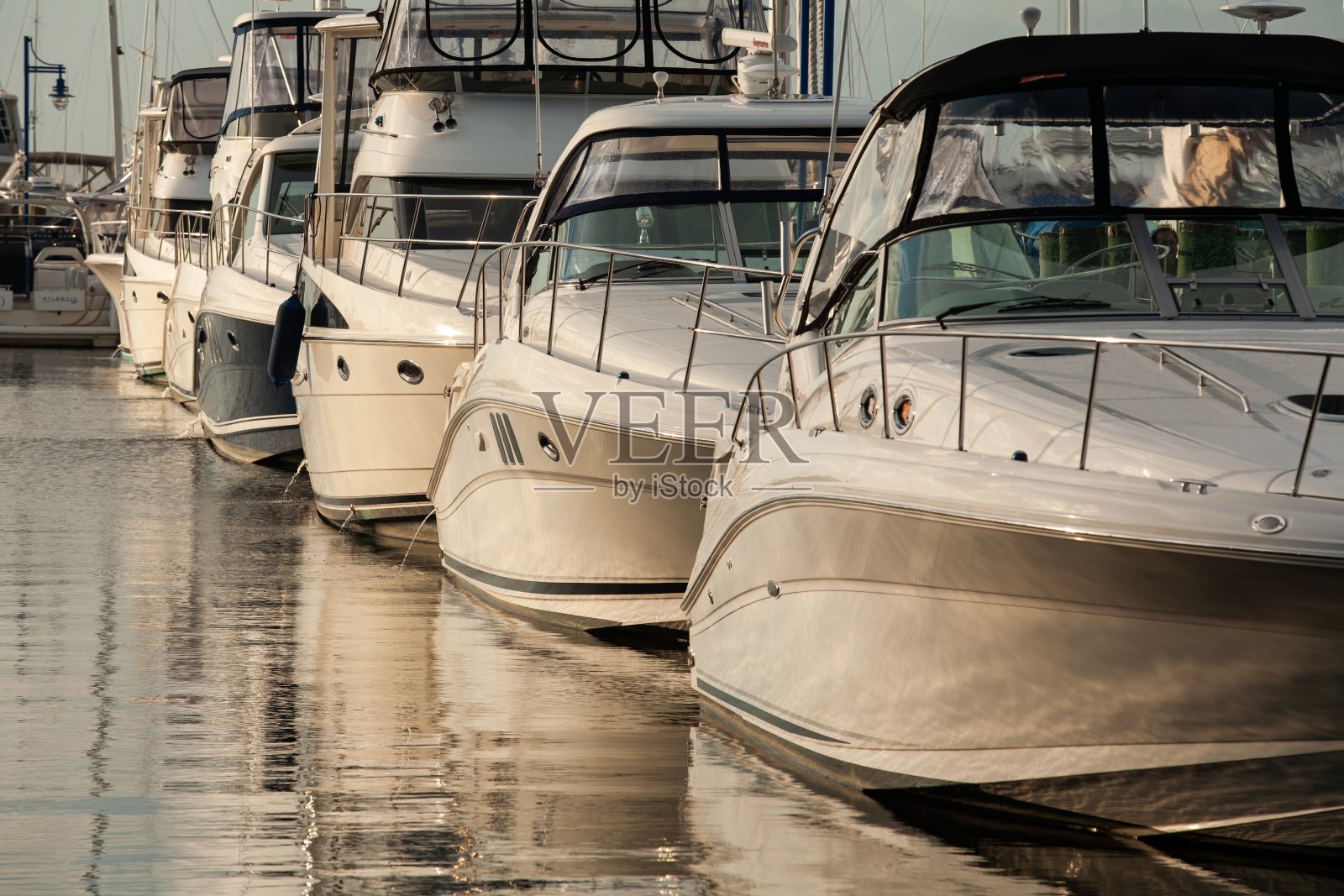 码头上的一排船只照片摄影图片