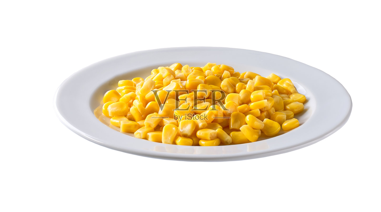 白色陶瓷碗中装有罐装玉米，背景为白色。照片摄影图片