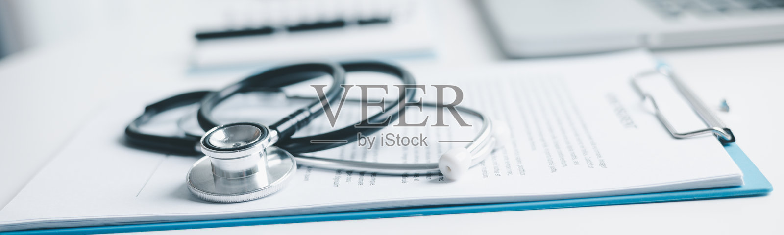 商业教育的概念是全球化的基本理念，学生在大学和学院学习，以掌握在全球经济中所需的知识。书籍和听诊器用于医疗保健。照片摄影图片