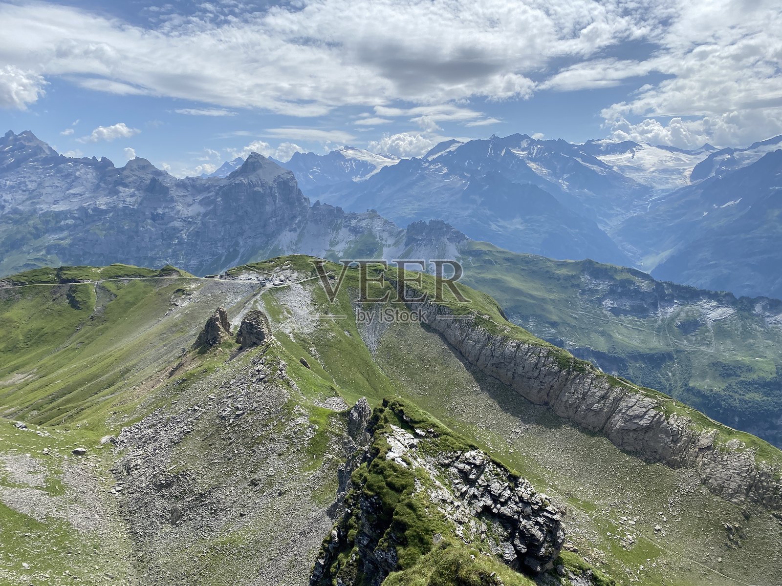 瑞士乌尔阿尔卑斯山脉的梅尔赫湖（Melchsee）上方的岩石高峰，位于肯斯 - 奥布瓦尔登州。照片摄影图片