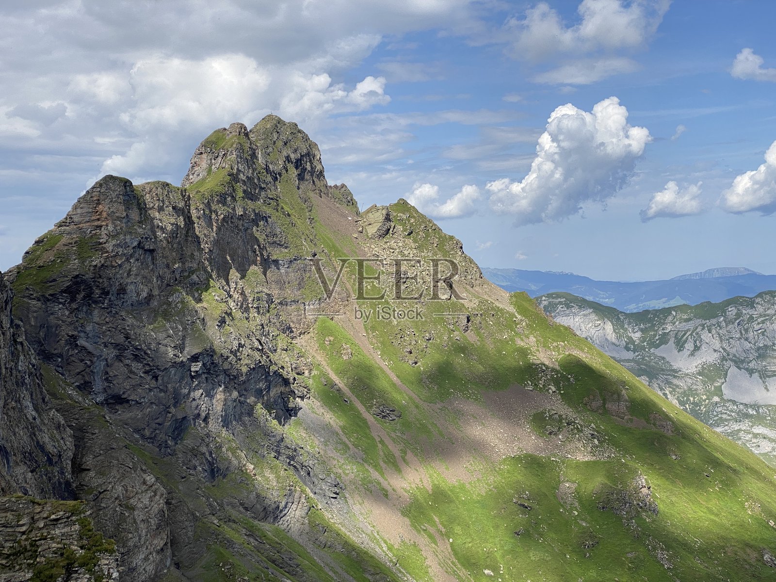 瑞士乌尔阿尔卑斯山脉的梅尔赫湖（Melchsee）上方的岩石高峰，位于肯斯 - 奥布瓦尔登州。照片摄影图片