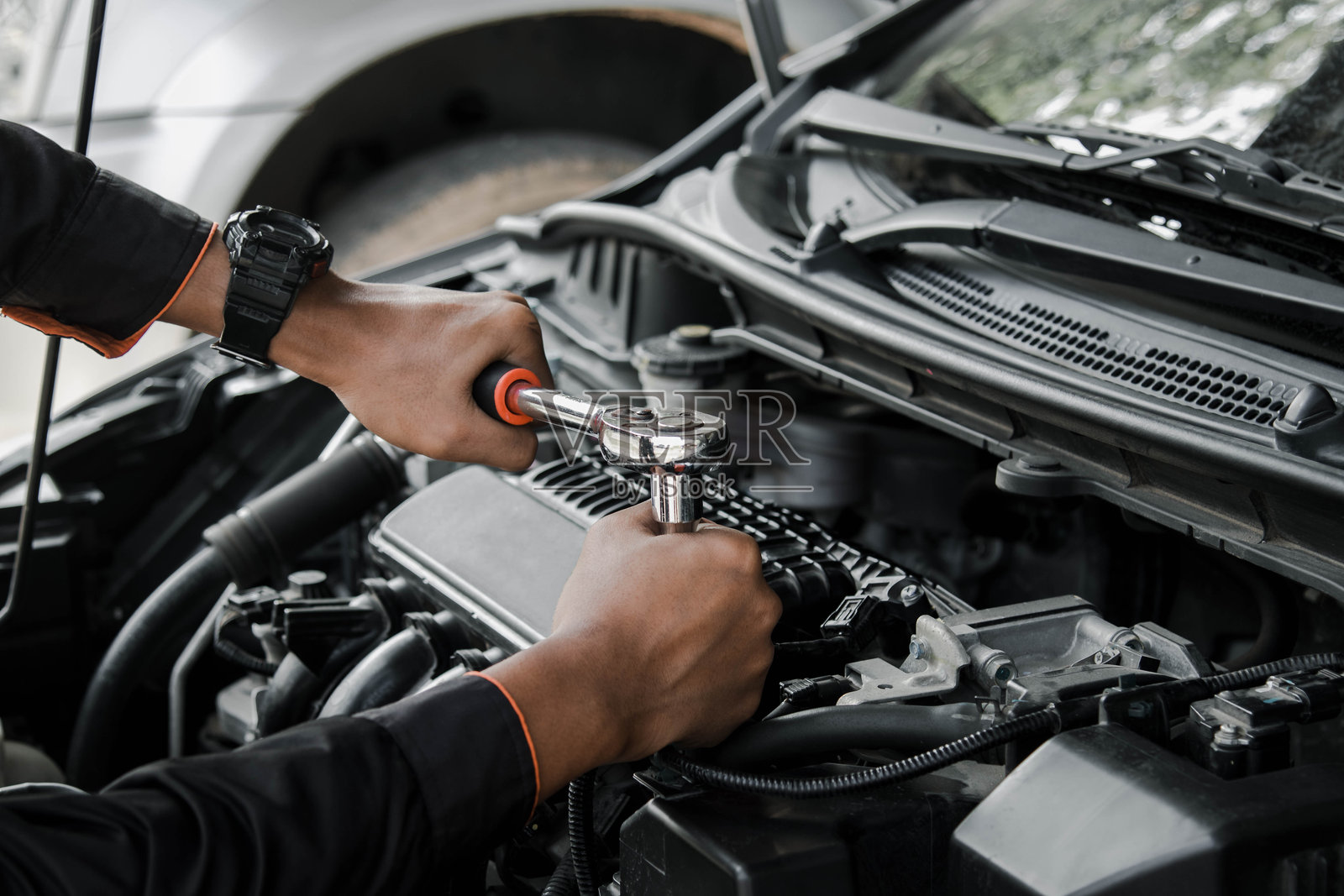 在家修理汽车的机械师。维修与服务。照片摄影图片