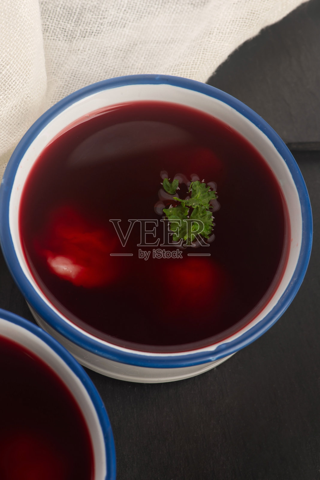 传统波兰清汤红菜汤配蘑菇饺子照片摄影图片