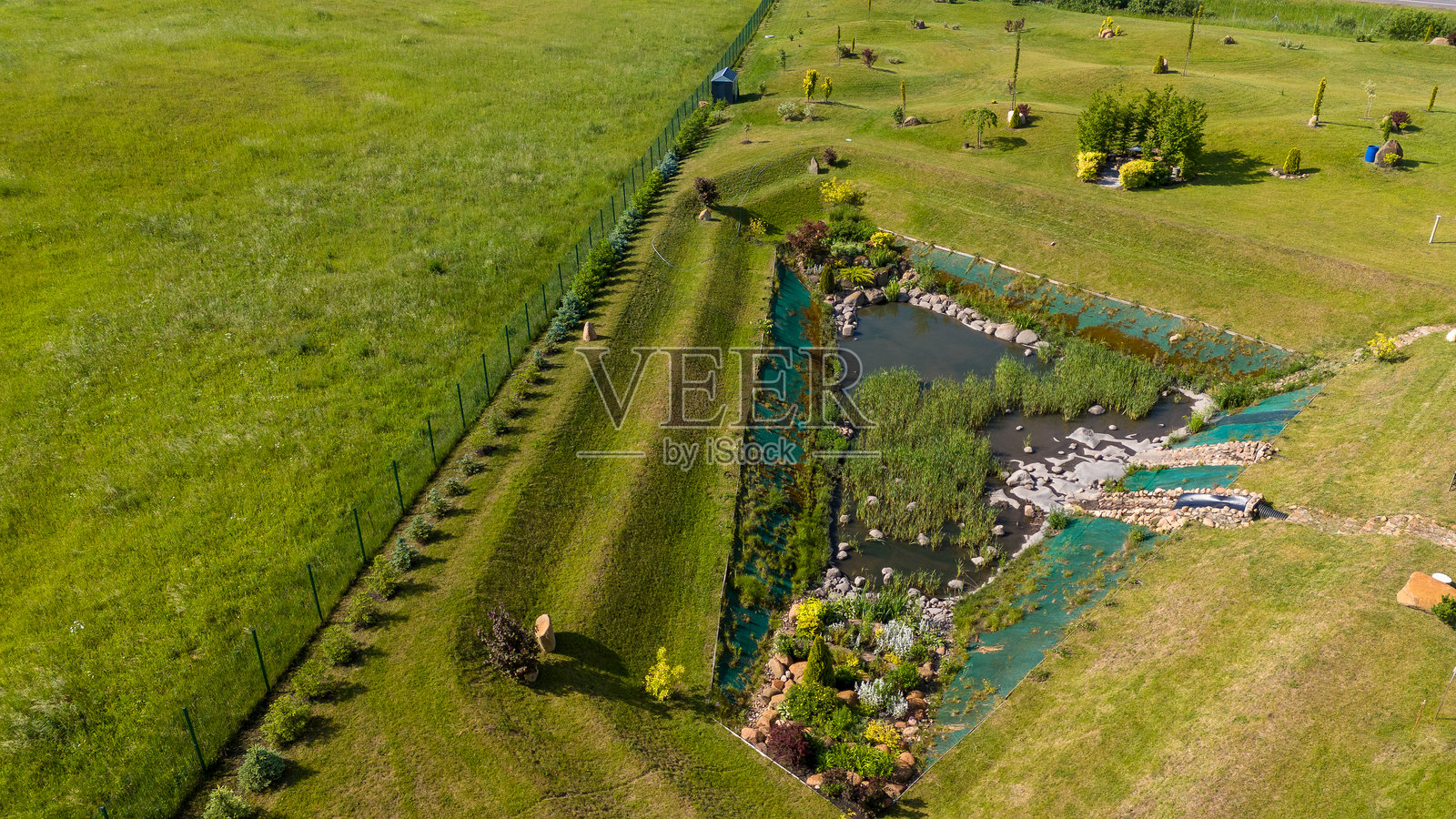 景观花园与池塘的鸟瞰图照片摄影图片