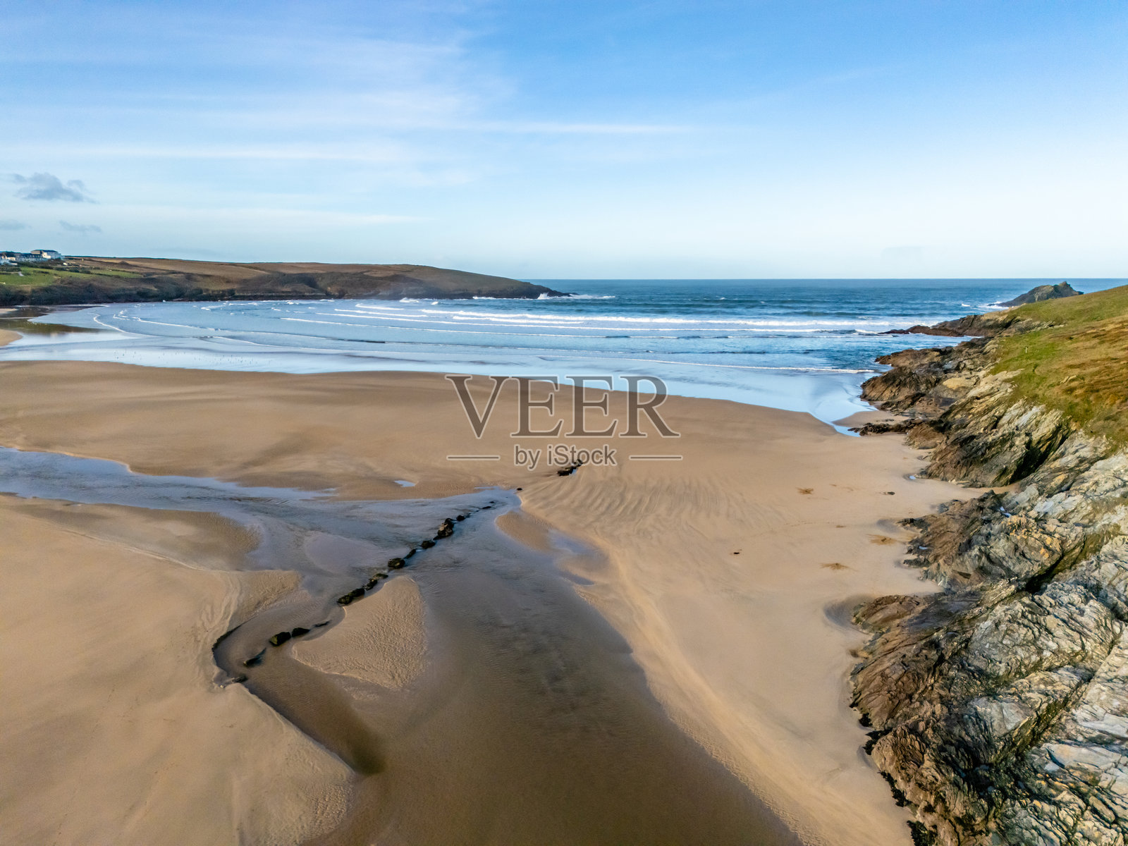 甘内尔河流向康特克特海滩，位于康沃尔。照片摄影图片