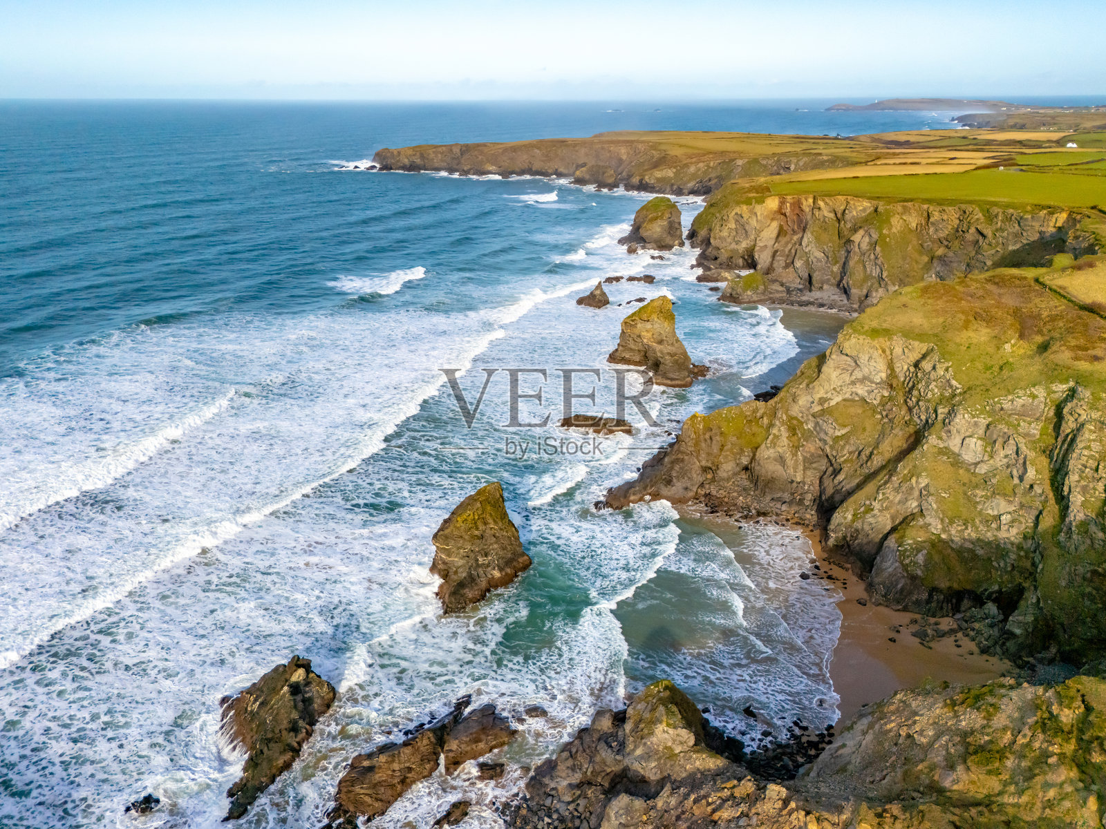 康沃尔贝德鲁桑阶梯海岸的涌浪照片摄影图片