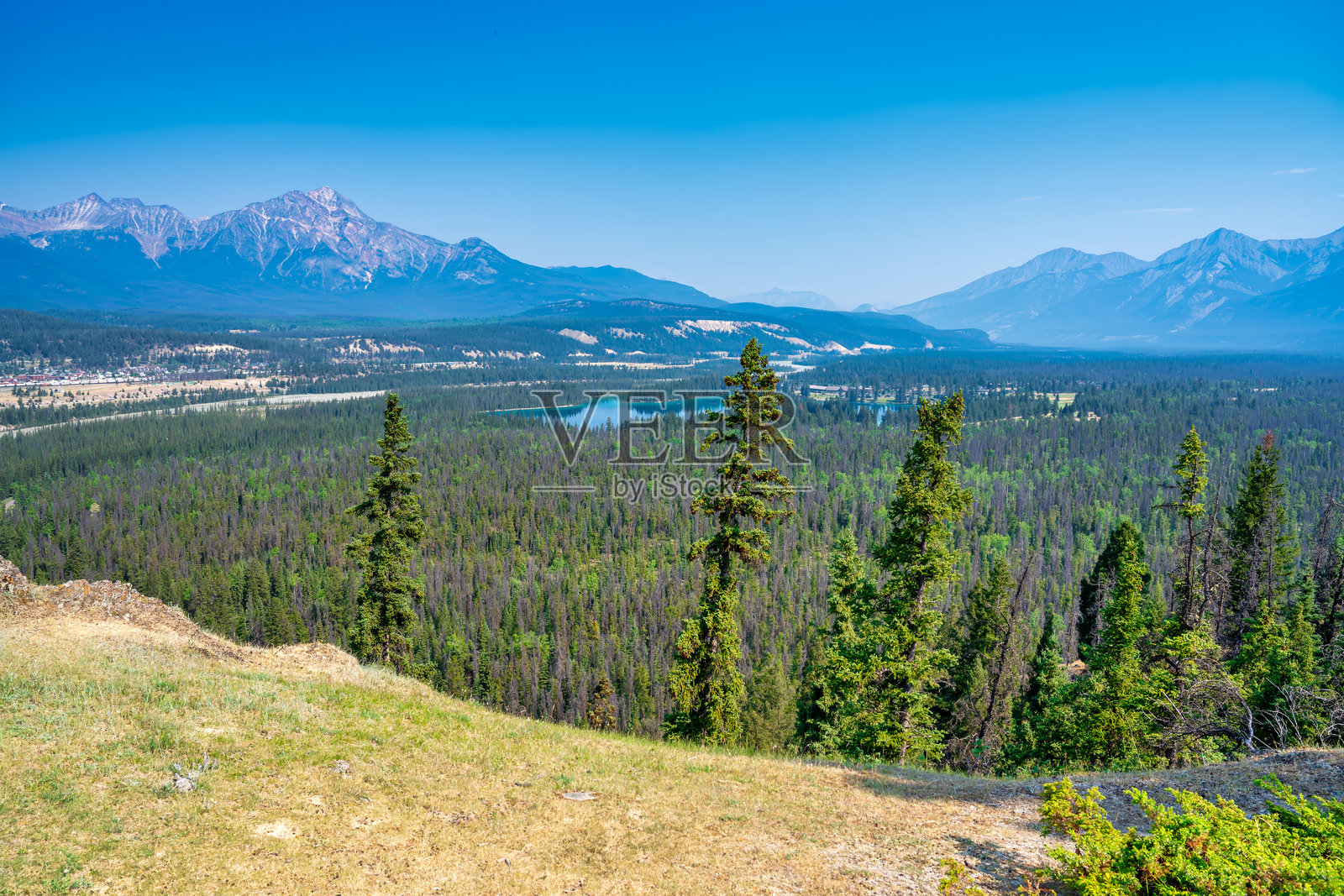 贾斯珀老堡小径的壮丽景色，展现了令人惊叹的山脉和山谷风光照片摄影图片