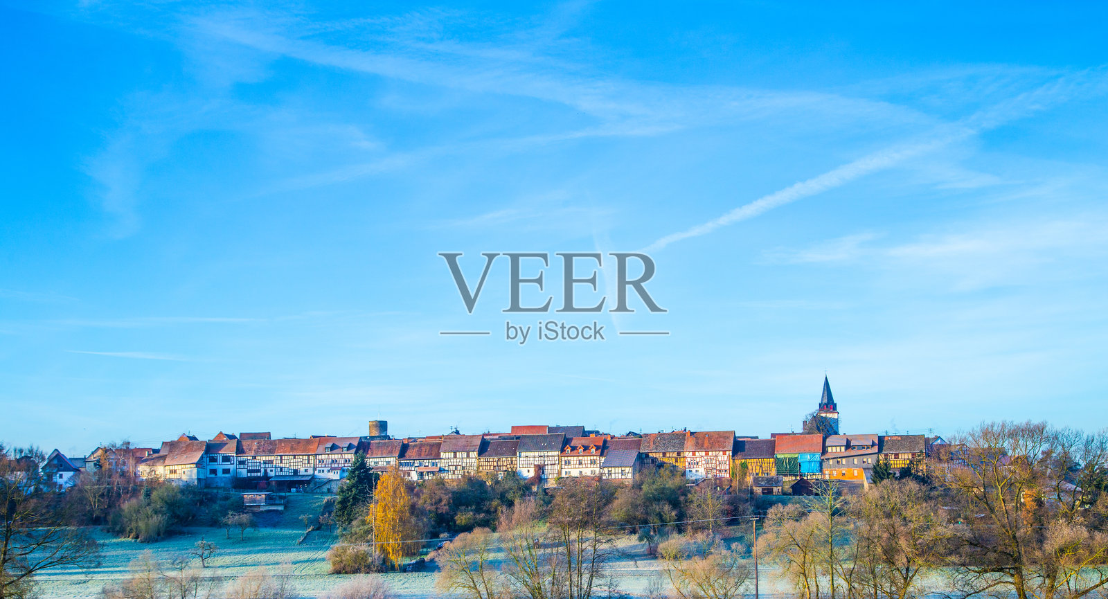 早晨的光线下，伊德斯坦瓦尔斯多夫的古老中世纪城墙和半木结构房屋。照片摄影图片