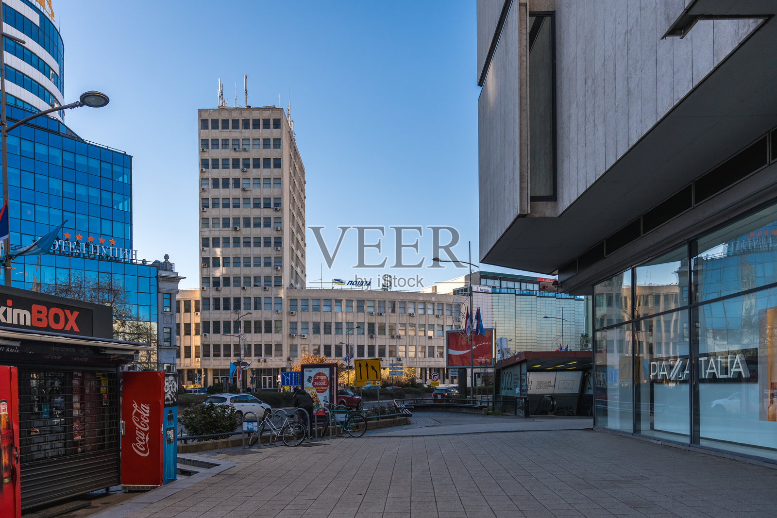 塞尔维亚诺维萨德的节日气氛，城市街道洋溢着节日的欢愉和生动的装饰，建筑和人们熙熙攘攘。编辑图片照片摄影图片