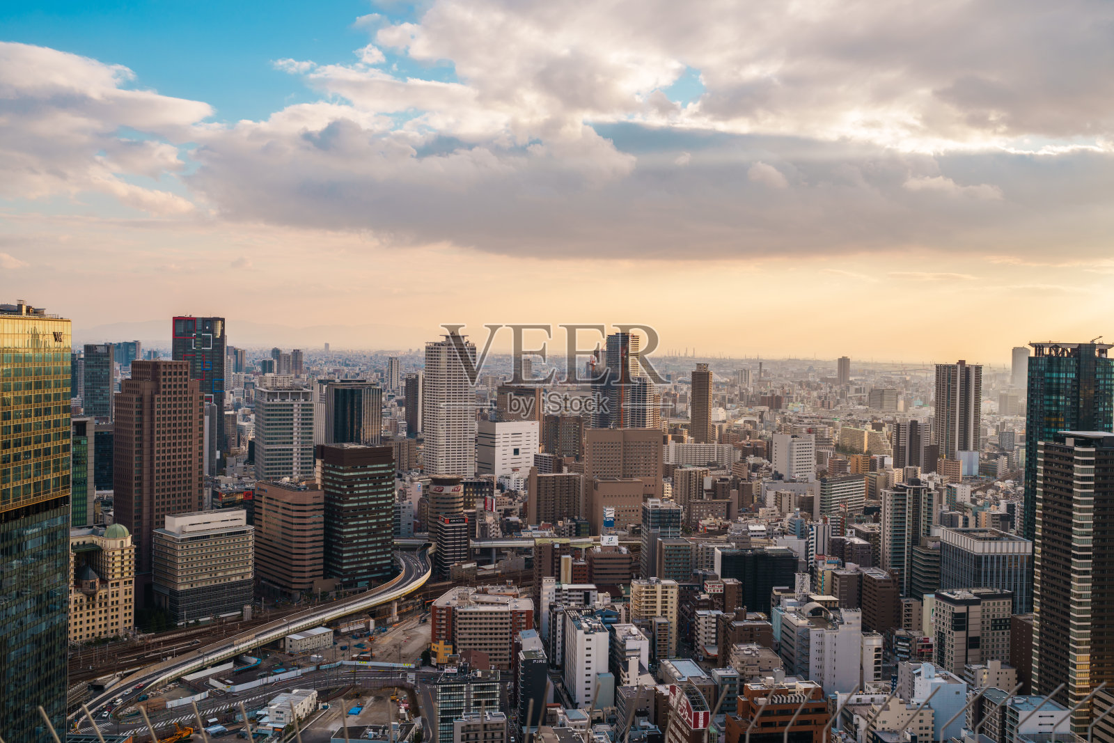 大阪市的高角度视图。照片摄影图片