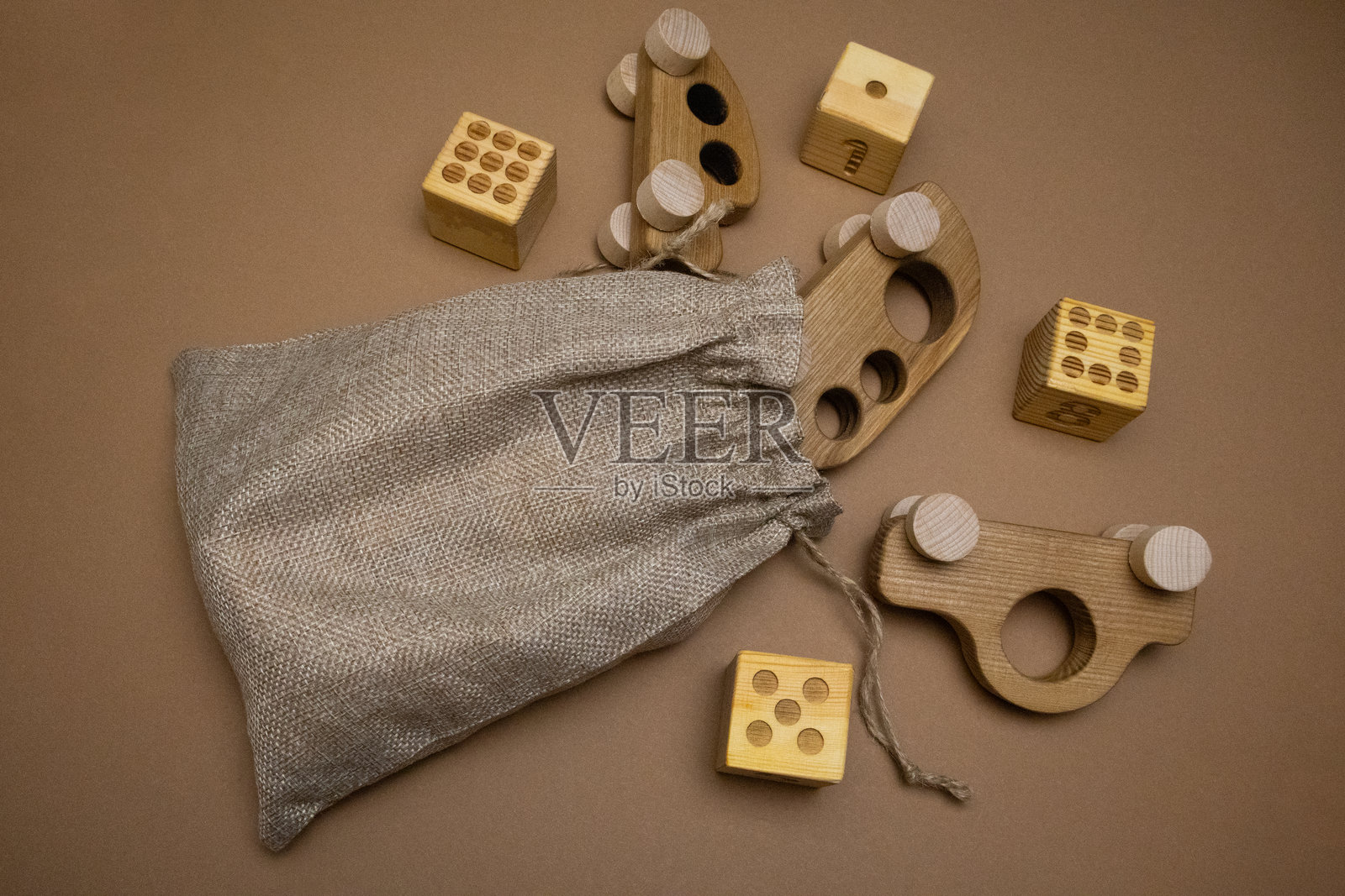 木制玩具从环保袋中取出照片摄影图片