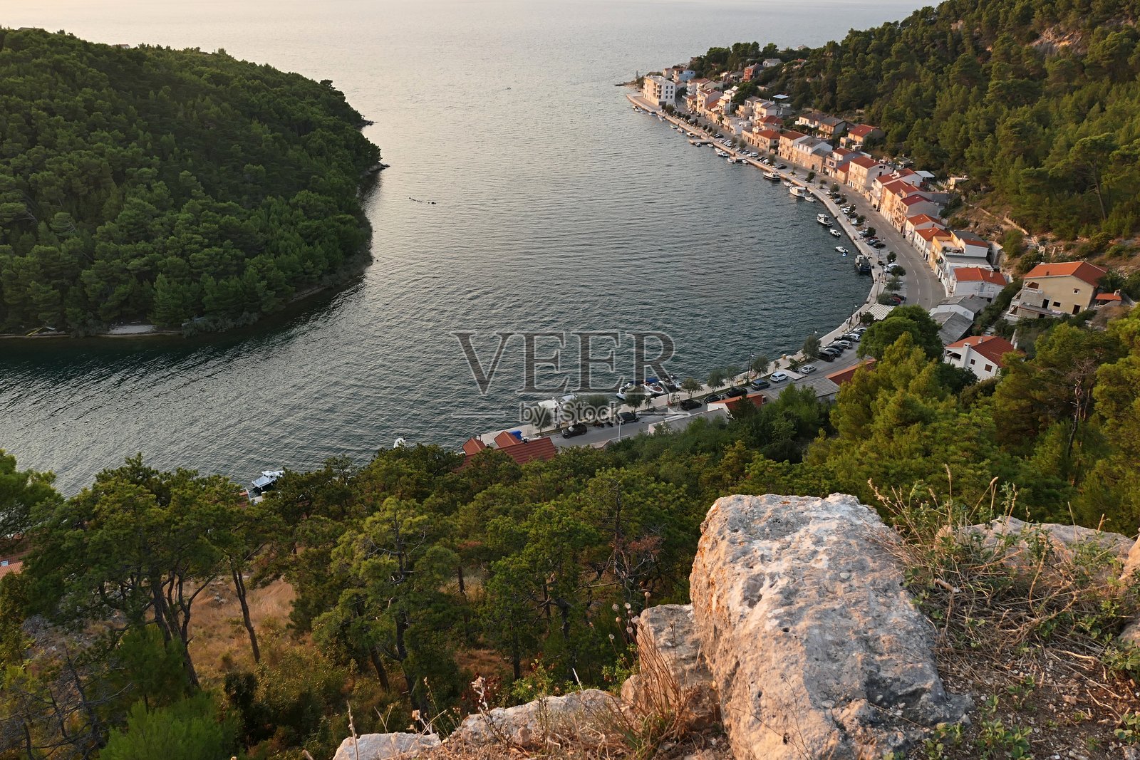 克罗地亚北达尔马提亚扎达尔地区诺维格拉德市的海岸线建筑和港口的黄昏景观照片摄影图片