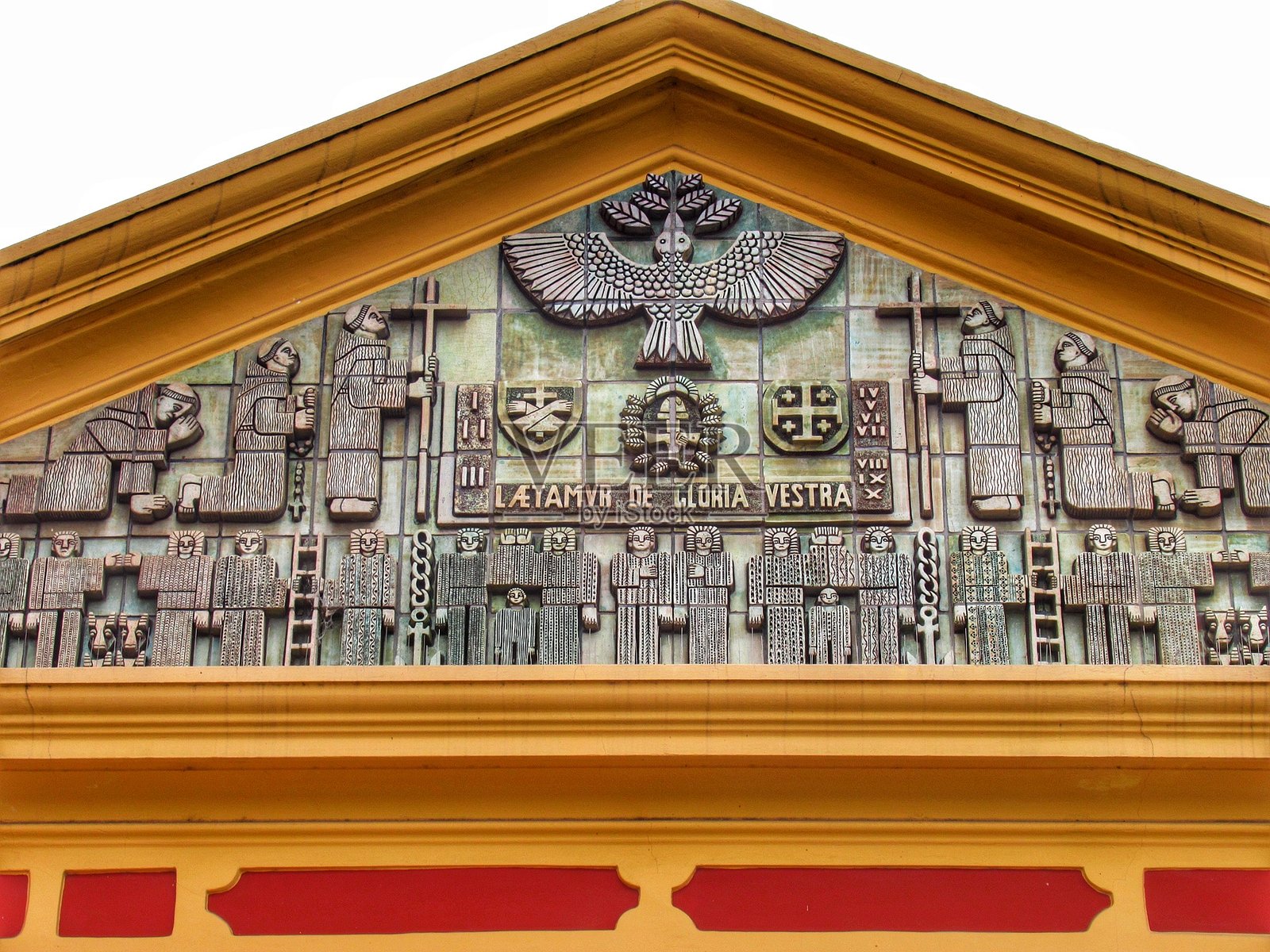 萨尔塔历史中心的圣弗朗西斯科小教堂和修道院外立面的壮观建筑细节，在阳光明媚、蓝天的日子里。照片摄影图片