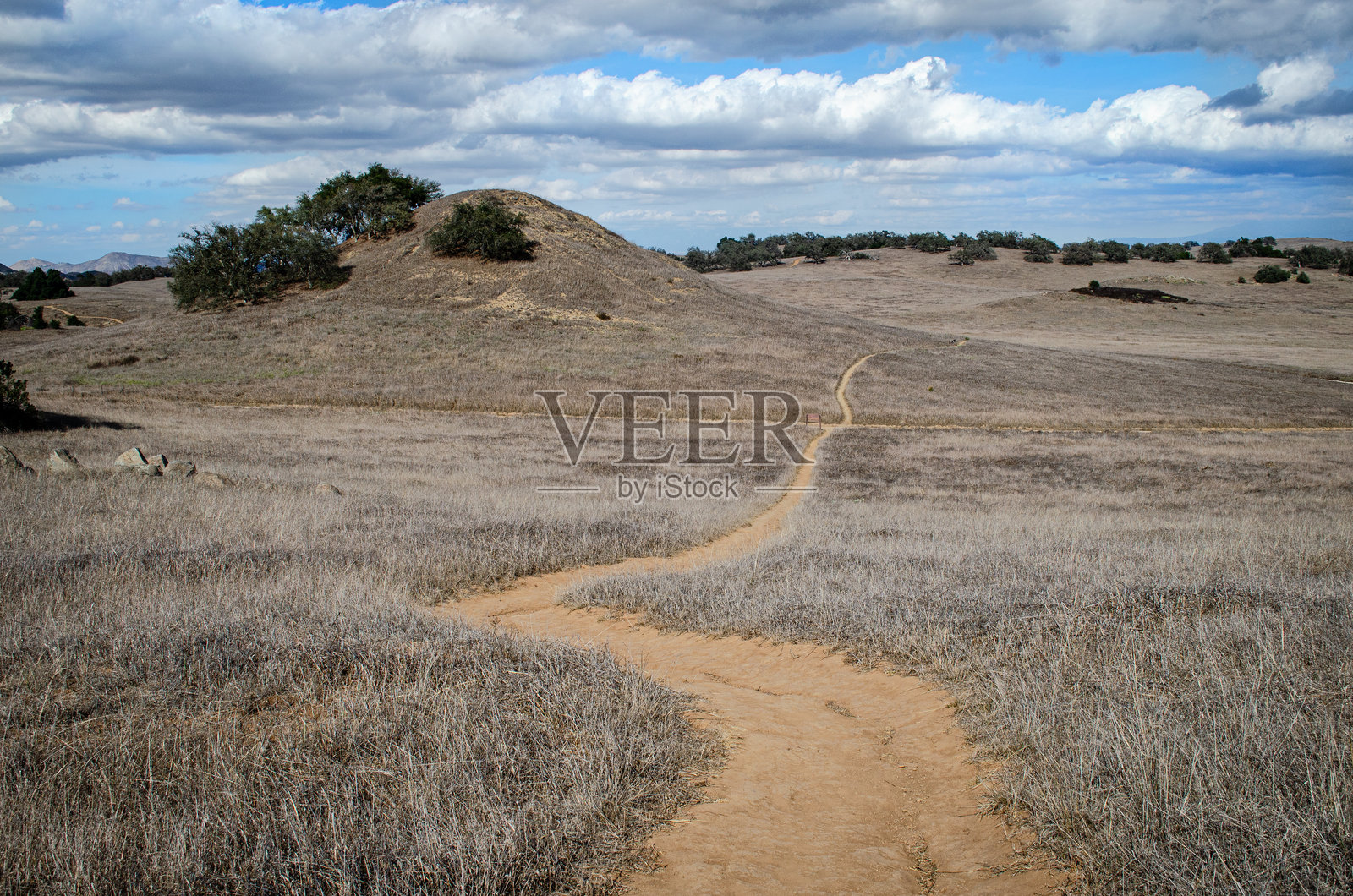 沙漠山丘中的泥土小径照片摄影图片