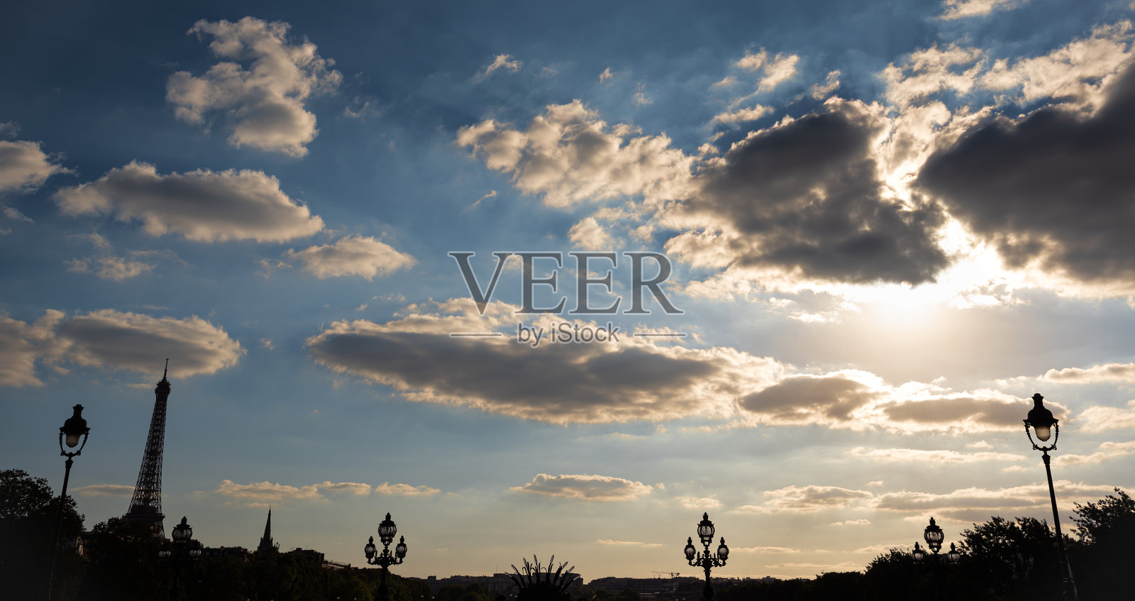 亚历山大三世桥上的埃菲尔铁塔和天际线剪影 - 法国巴黎照片摄影图片