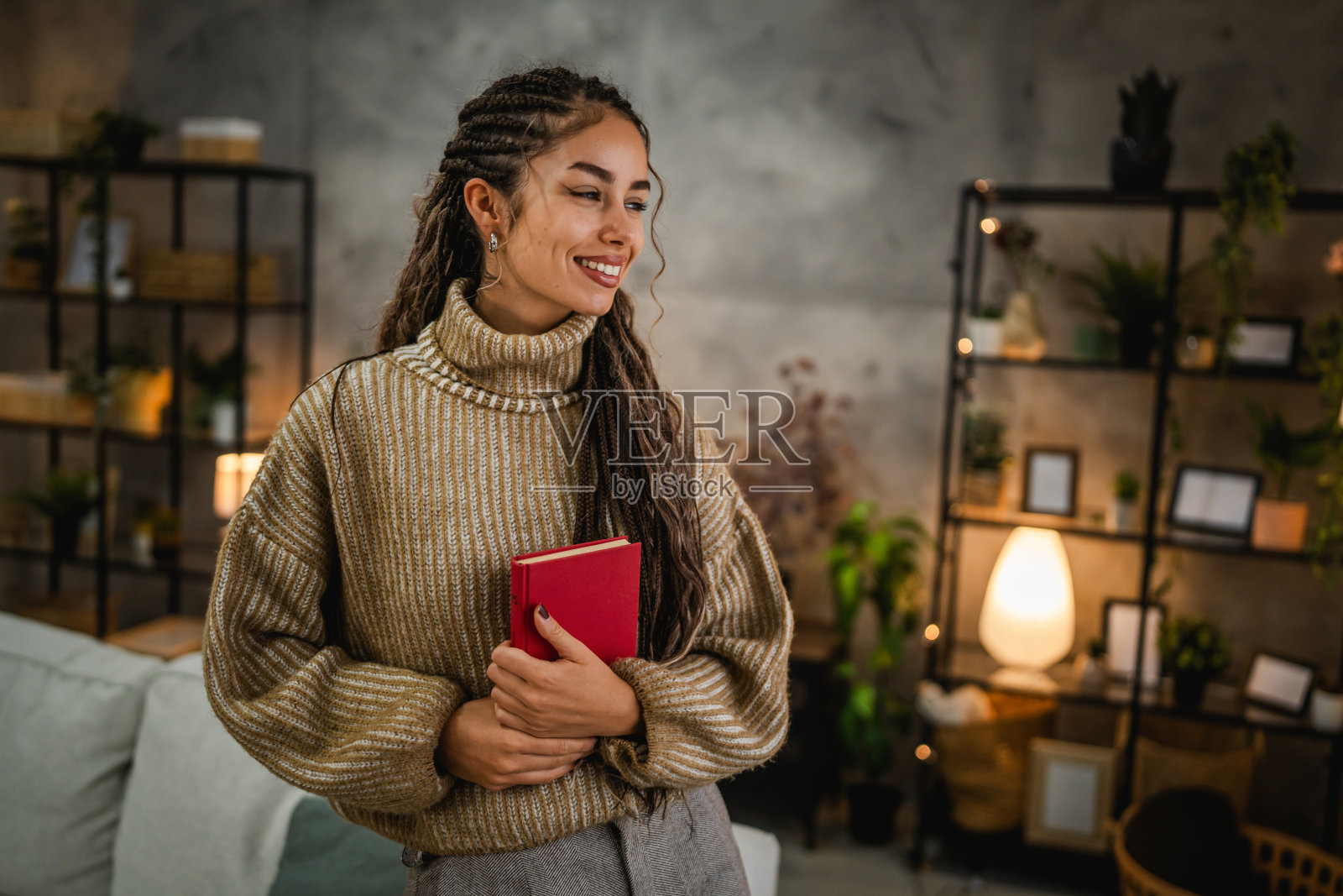 美丽的年轻女性在客厅里享受阅读的时光照片摄影图片