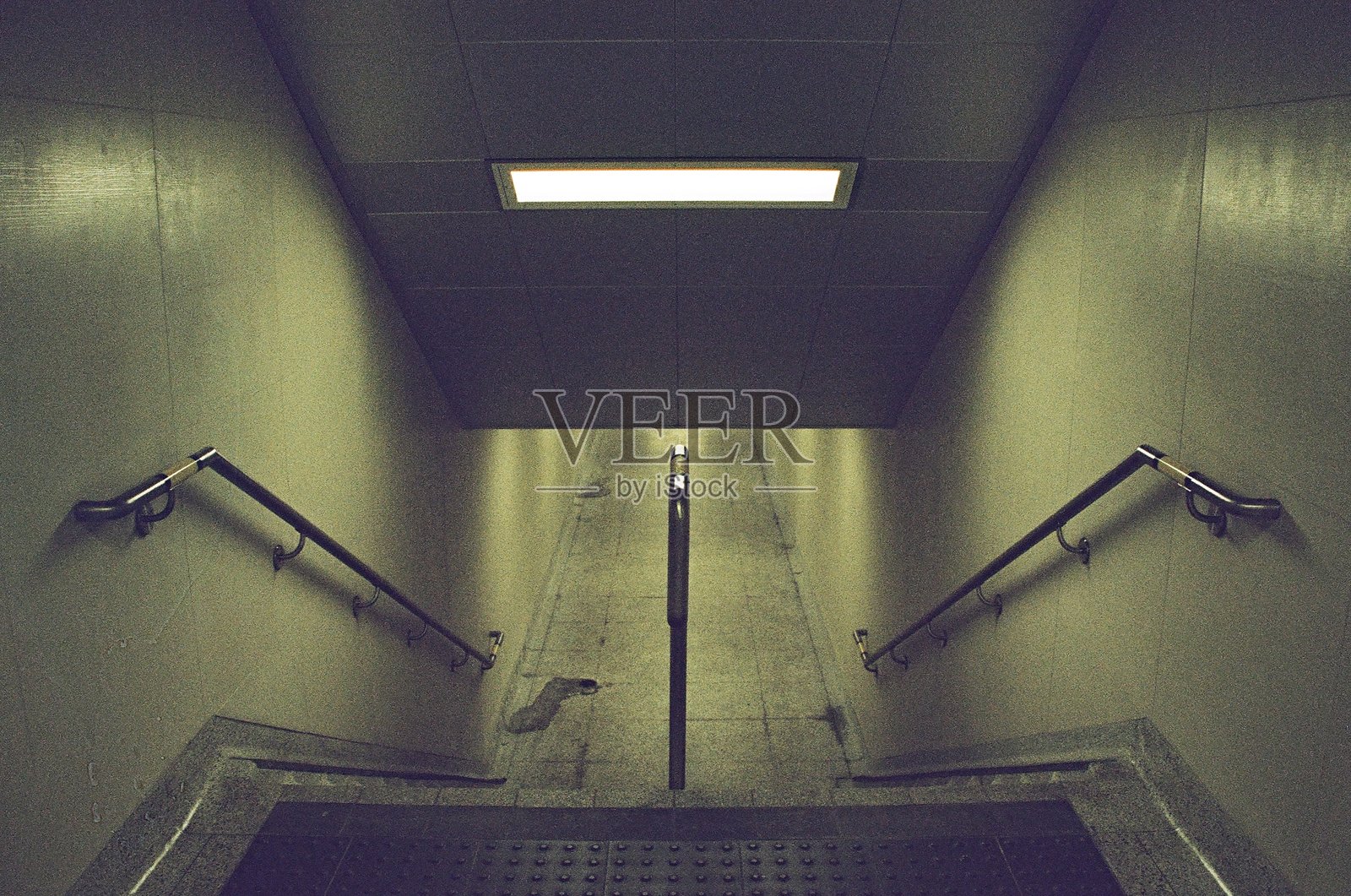 边缘地带的地铁走廊照片照片摄影图片
