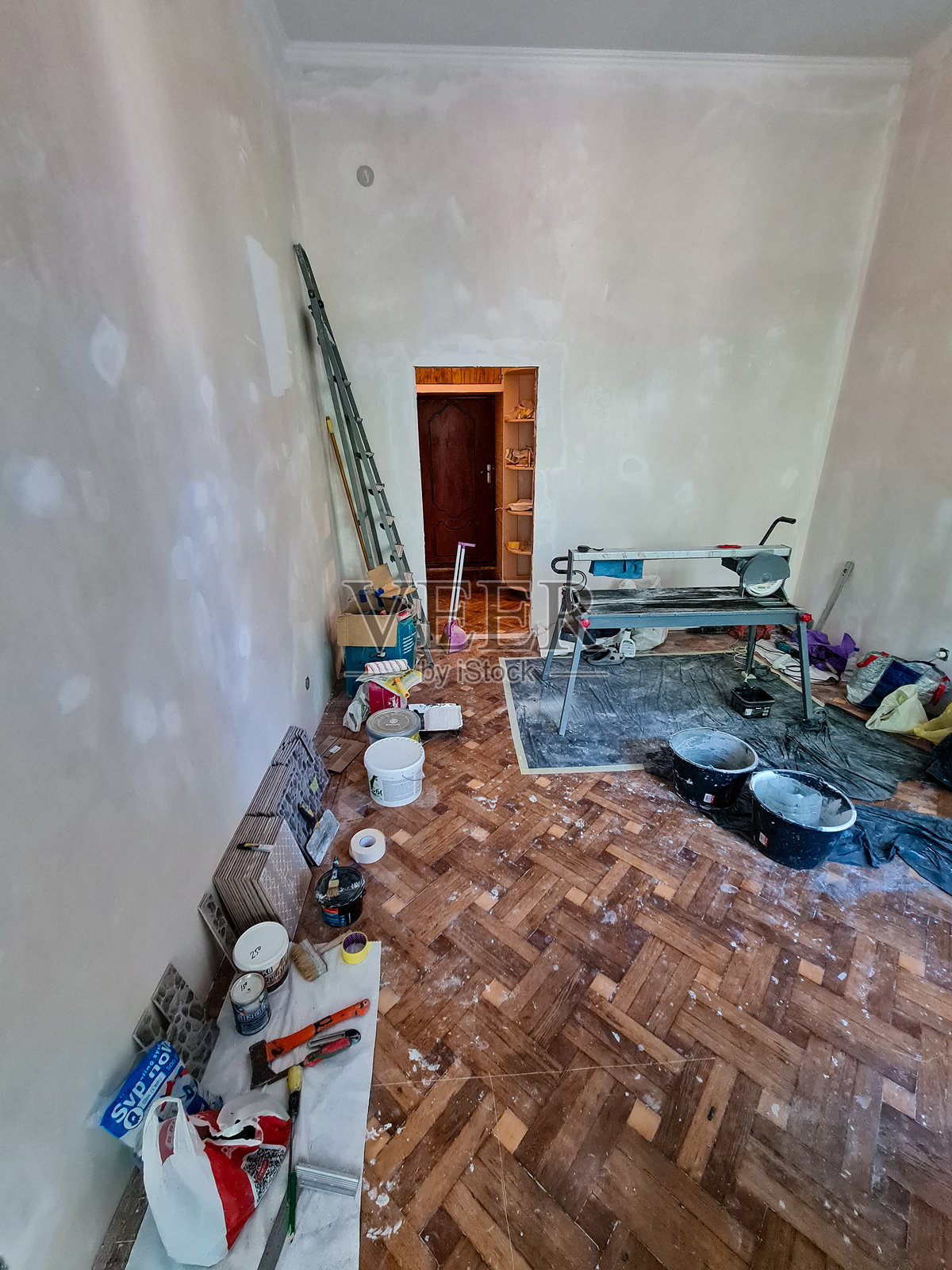 场地破旧不堪，建筑材料散落一地。照片摄影图片