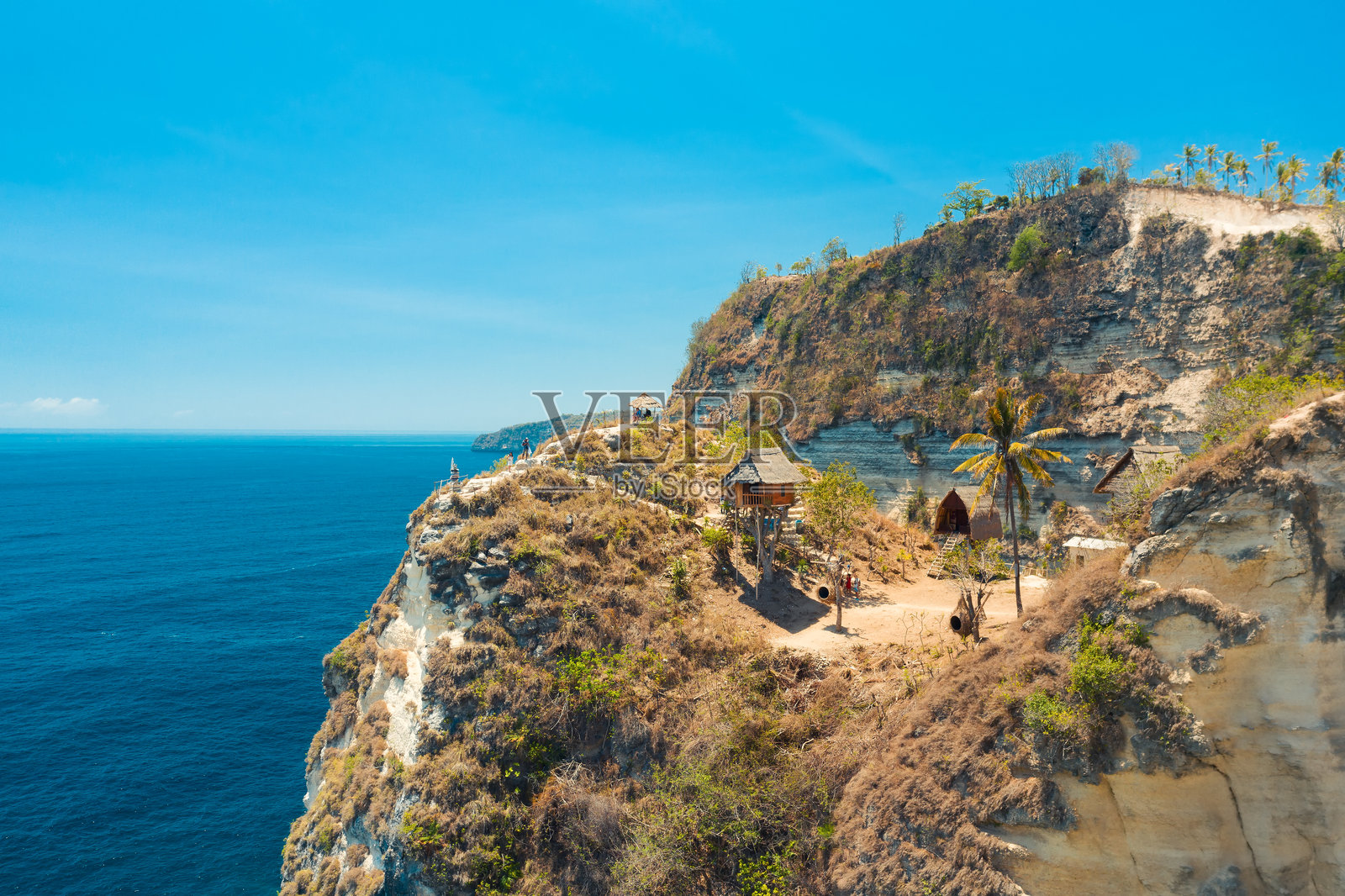 著名的巴厘岛旅游胜地，千岛观景点，海洋中钻石海滩的山岩风光照片摄影图片