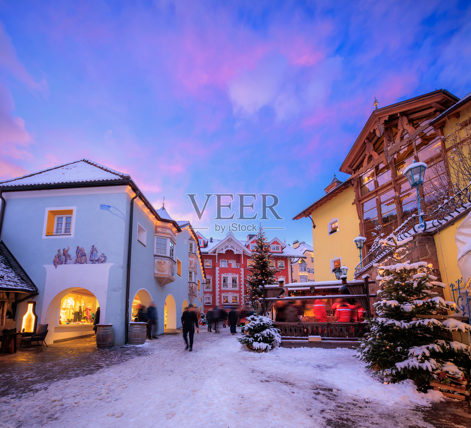 圣诞节时的多洛米蒂小镇乌尔蒂耶，白雪皑皑照片摄影图片