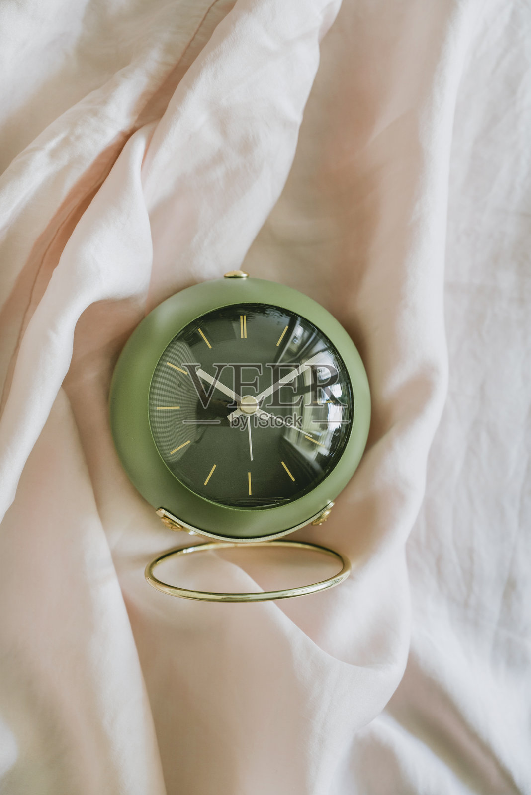 床上的闹钟早晨叫醒时间照片摄影图片