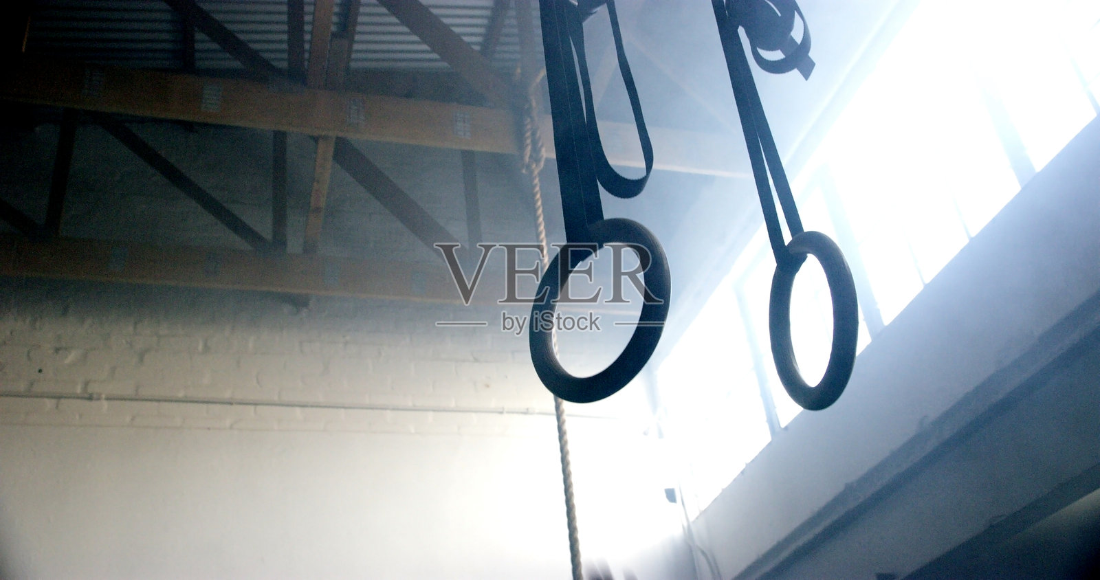 健身、体操环和体育挑战、技能发展与训练。下面是健康中心的设备和工具，用于有氧运动、比赛装备和灵活性训练。照片摄影图片