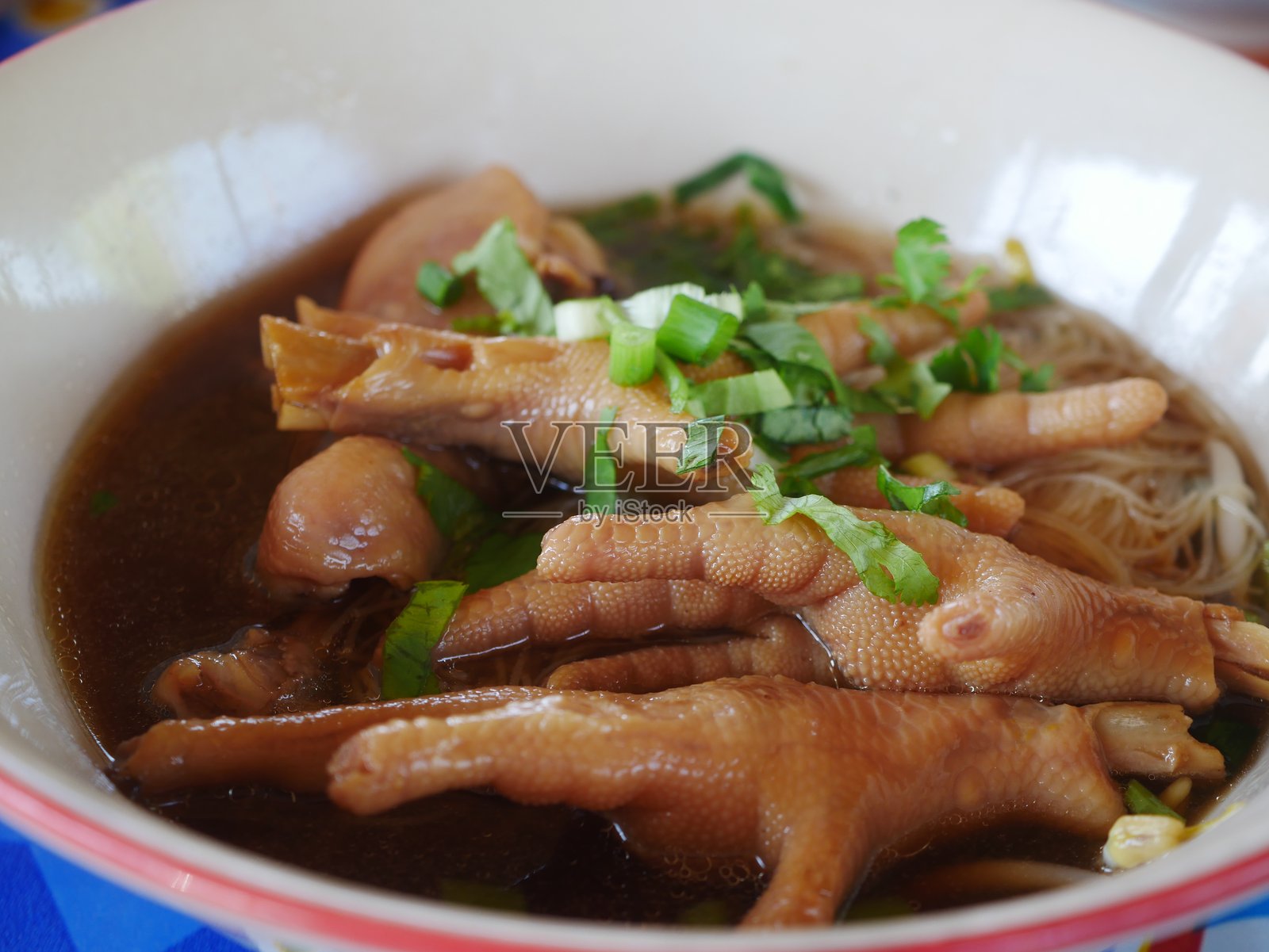 鸡爪炖面条照片摄影图片