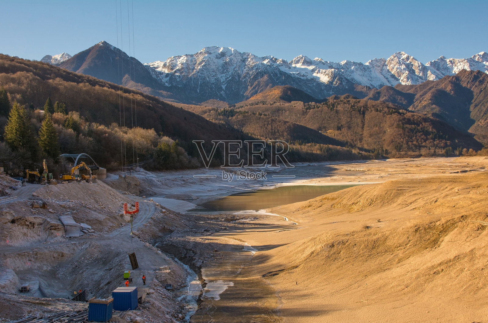意大利巴尔奇斯人工湖的维护工作照片摄影图片