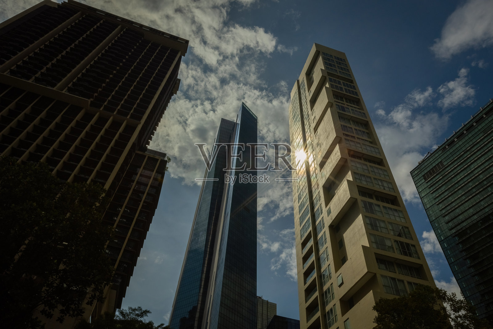 吉隆坡马来西亚的摩天大楼在天空和阳光下的景观照片摄影图片