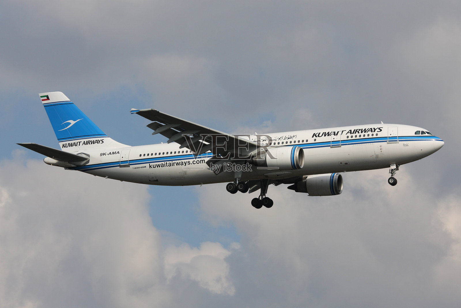 科威特航空的空客A300-600，注册号9K-AMA，正在最终降落法兰克福机场。照片摄影图片