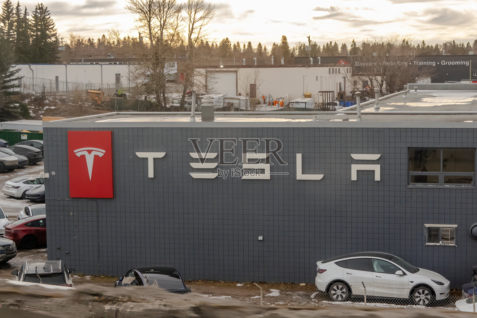 特斯拉车辆停放在服务中心外，暗示着正在进行的维护和客户支持。照片摄影图片