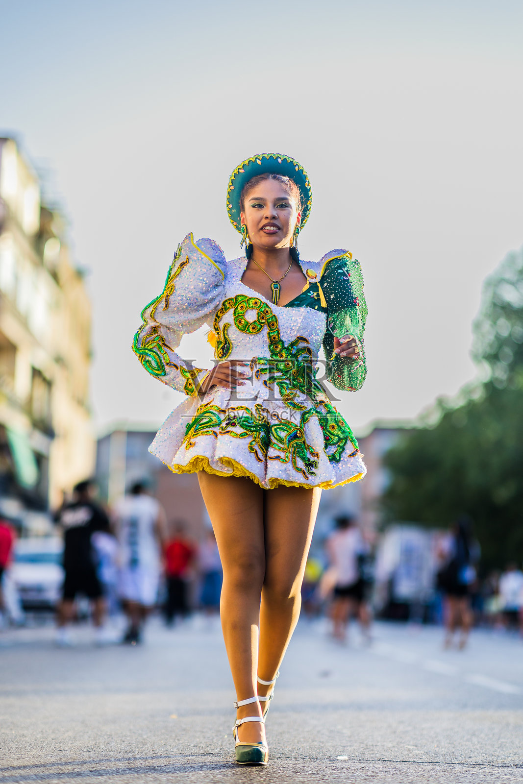 身穿传统服装的西班牙裔女性在庆祝国家西班牙裔遗产的游行中跳舞照片摄影图片