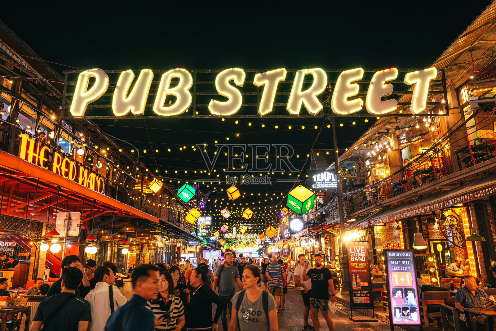 柬埔寨暹粒夜晚热闹的酒吧街照片摄影图片