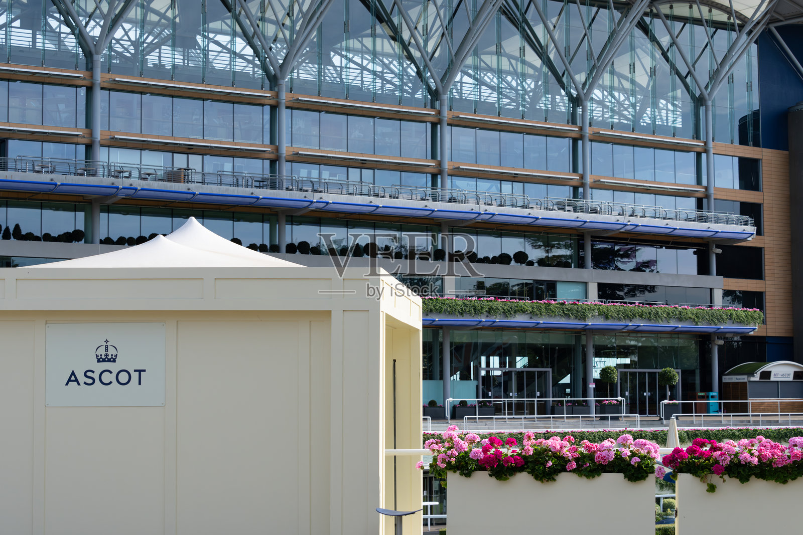 现代观众席后方下方和前方的凉亭遮蔽处照片摄影图片