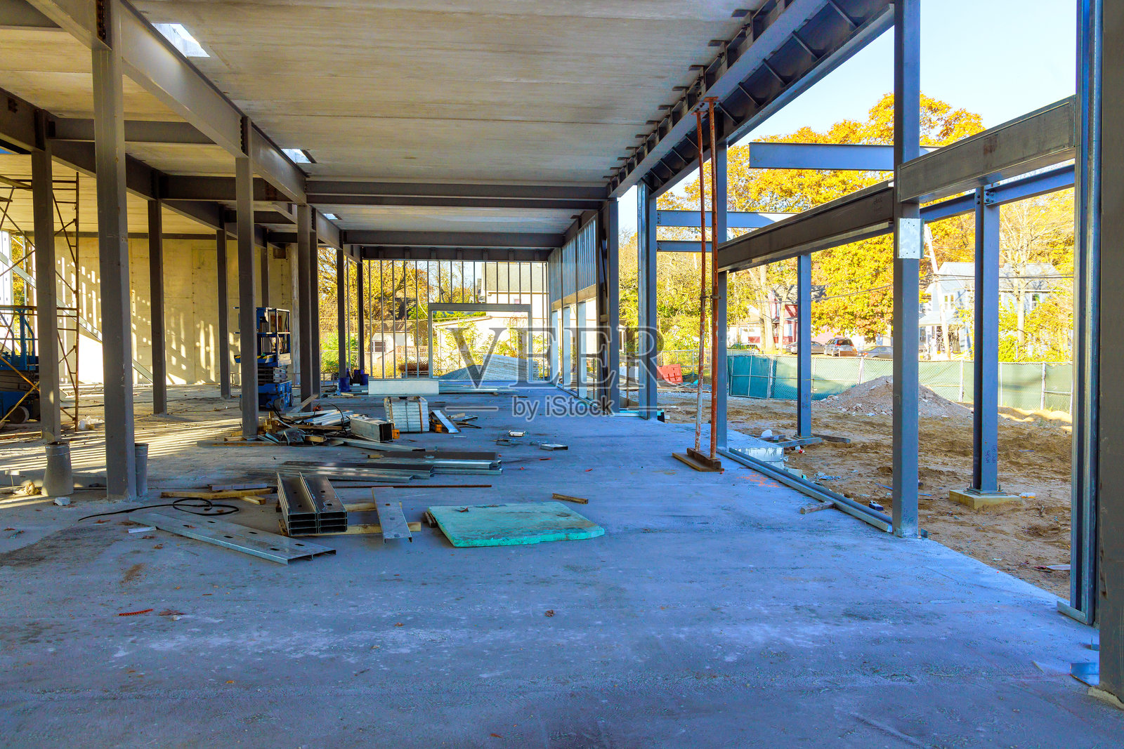 钢梁框架的金属结构正在建设中的办公楼照片摄影图片