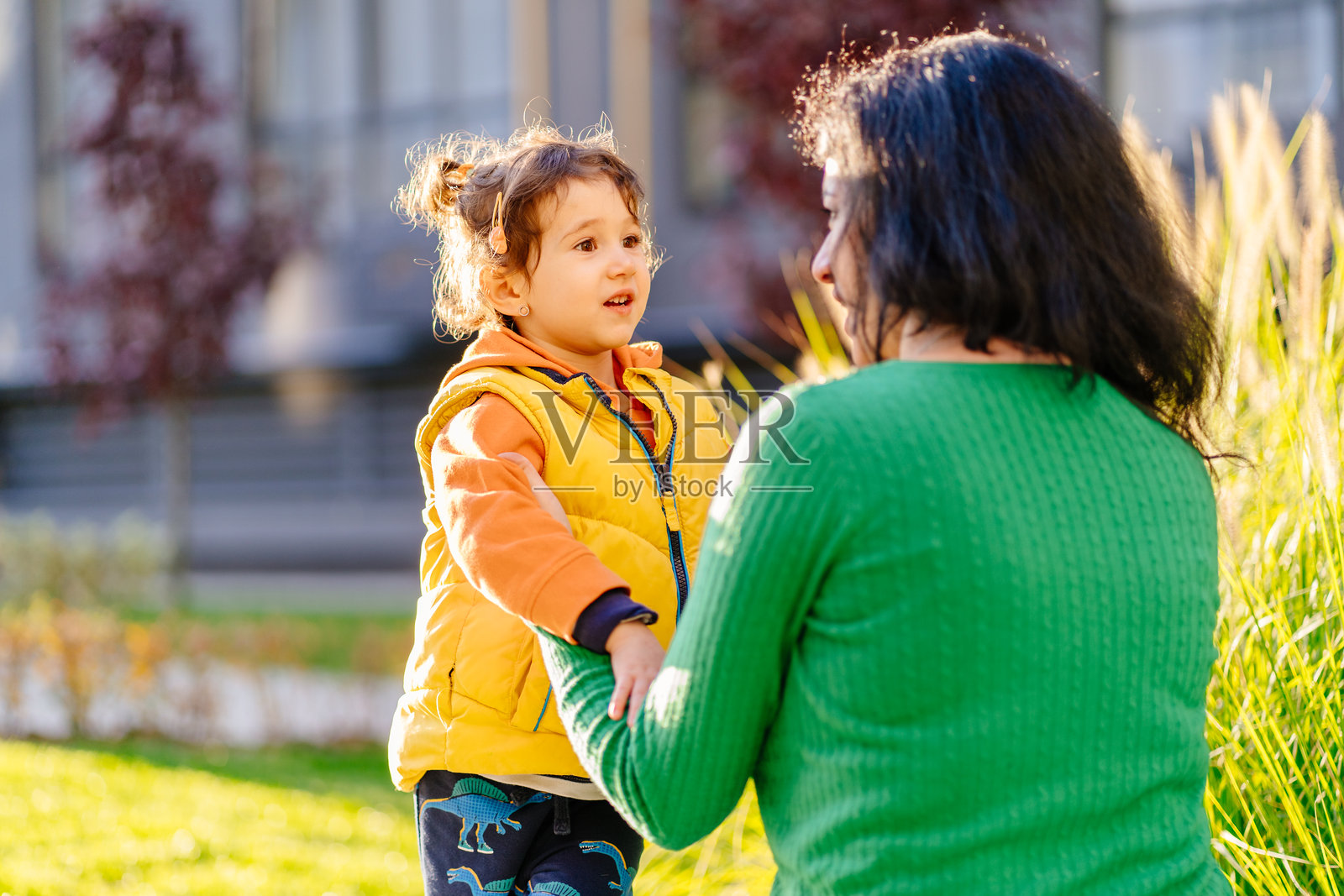 母亲和孩子在美丽的公园环境中享受快乐的时光照片摄影图片